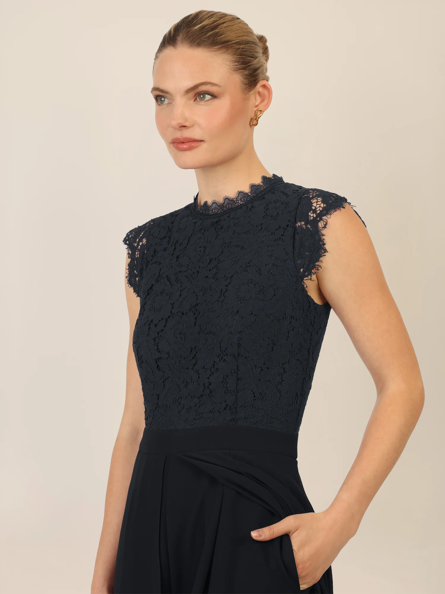 APART Overall mit Spitzenoberteil mit Spitzenoberteil und weitem Bein | schwarz - Image 4