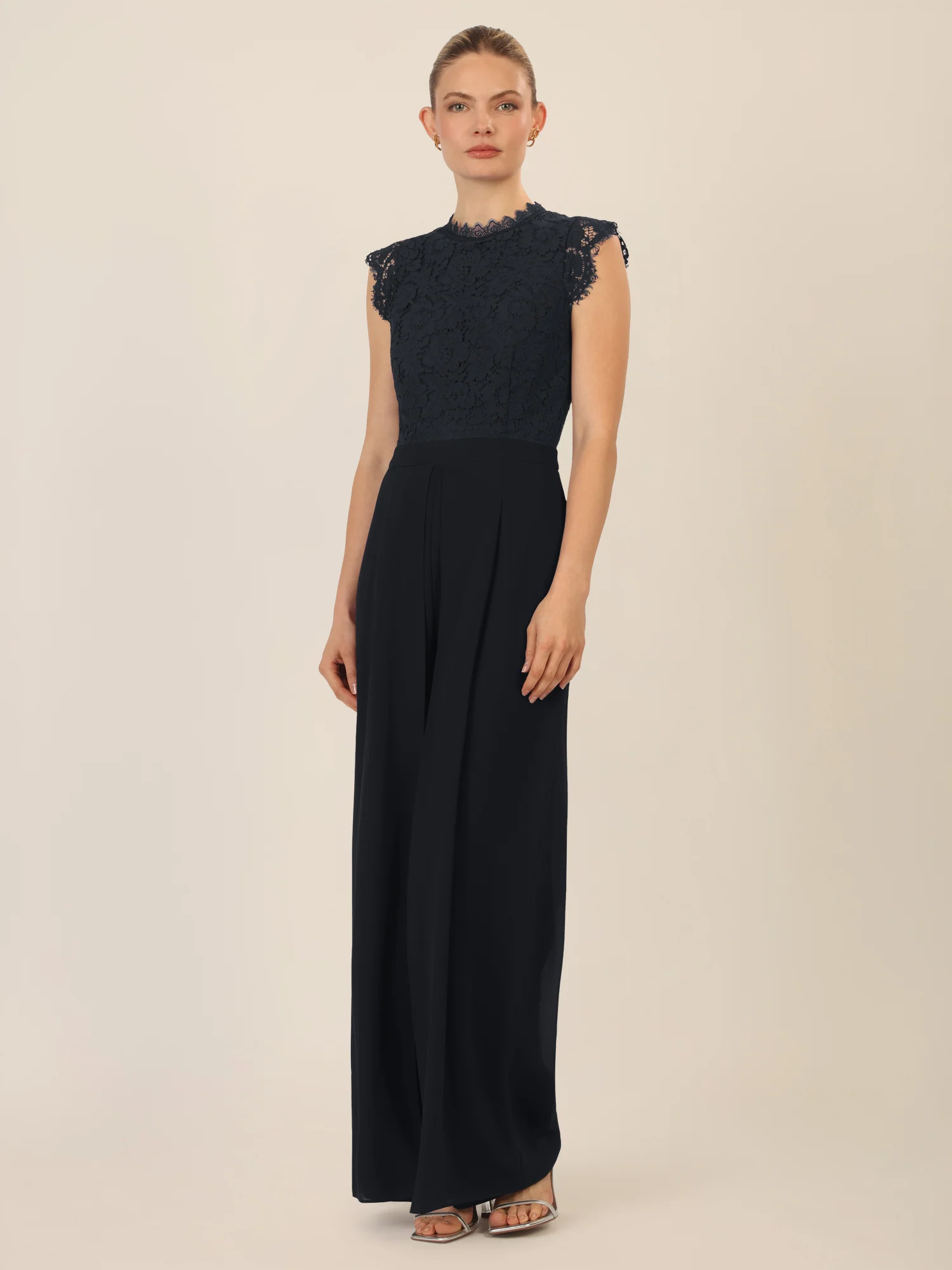 APART Overall mit Spitzenoberteil mit Spitzenoberteil und weitem Bein | schwarz - Image 5