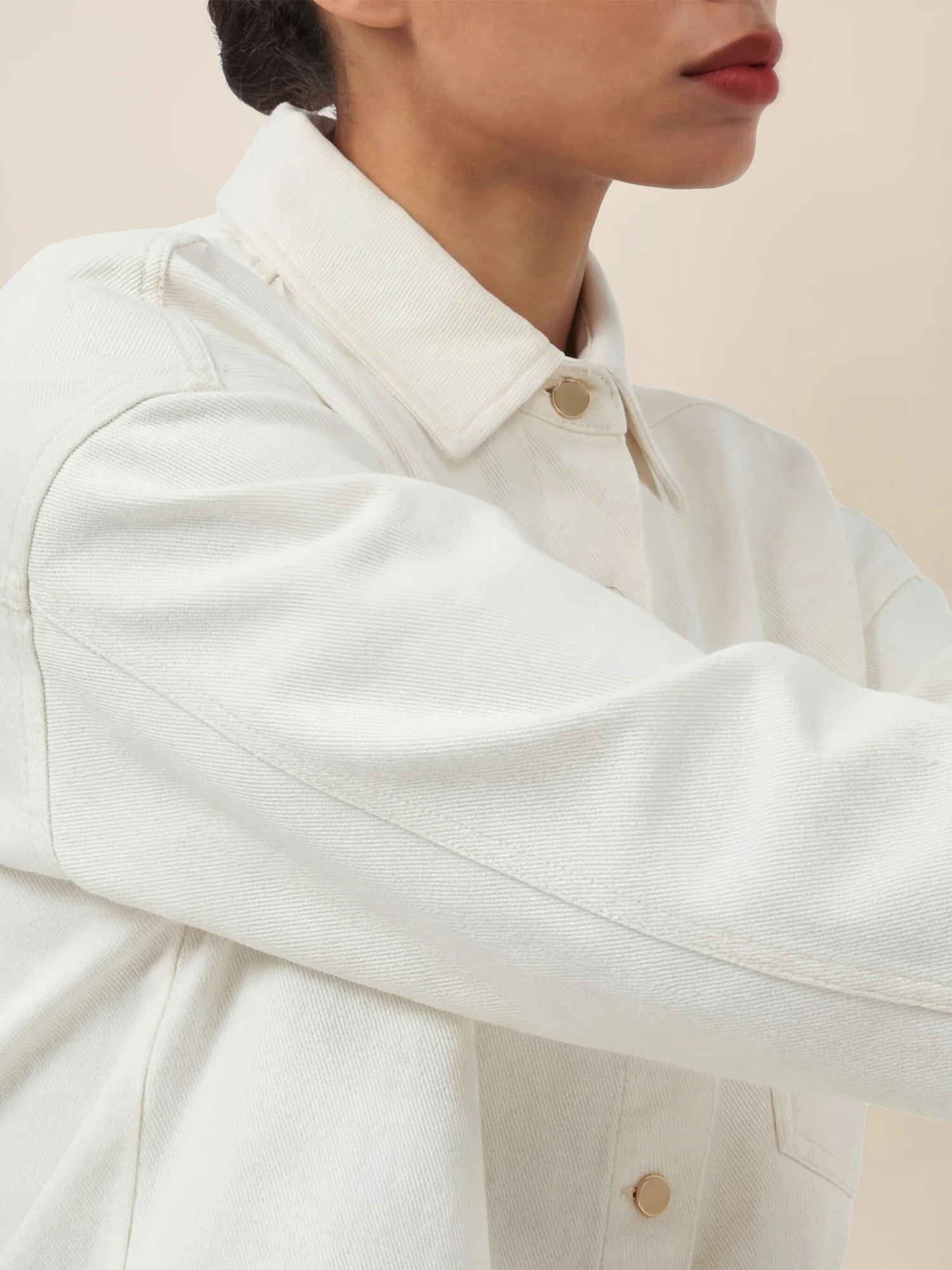 APART Oversized Jeansjacke mit Kontrastnähten | creme - Image 5