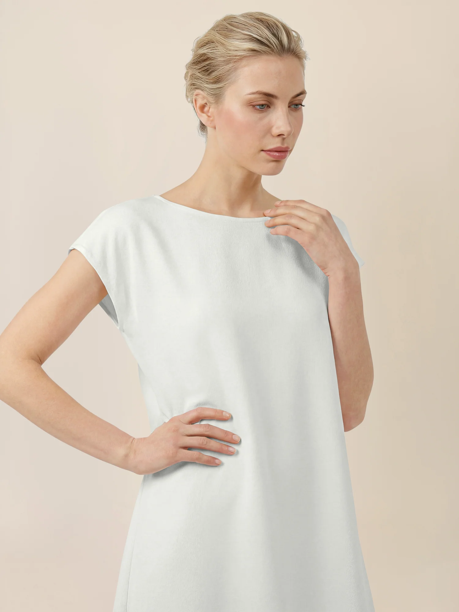 APART Oversized Kleid mit asymmetrischem Saum | creme - Image 4