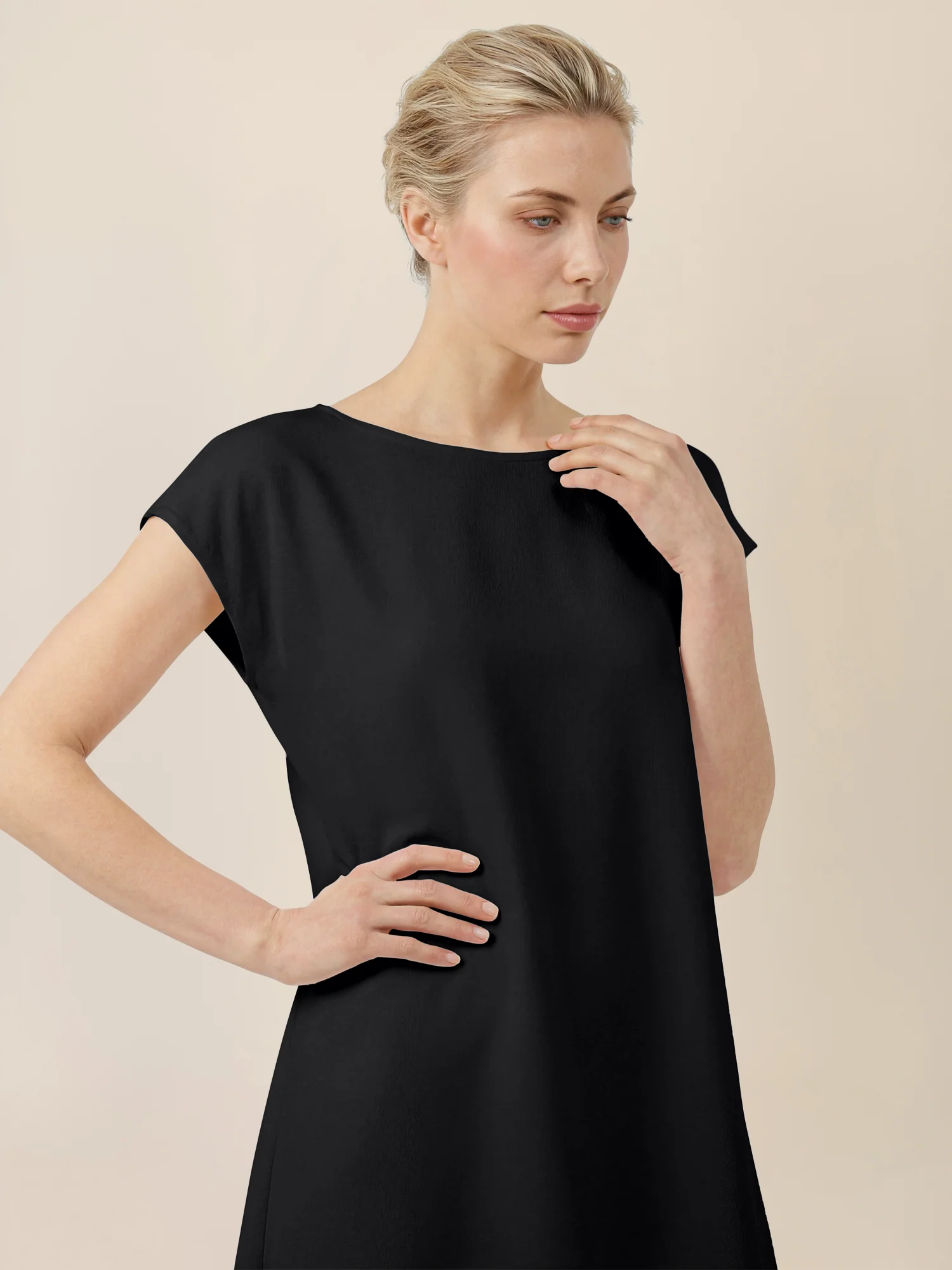 APART Oversized Kleid mit asymmetrischem Saum | schwarz - Image 4