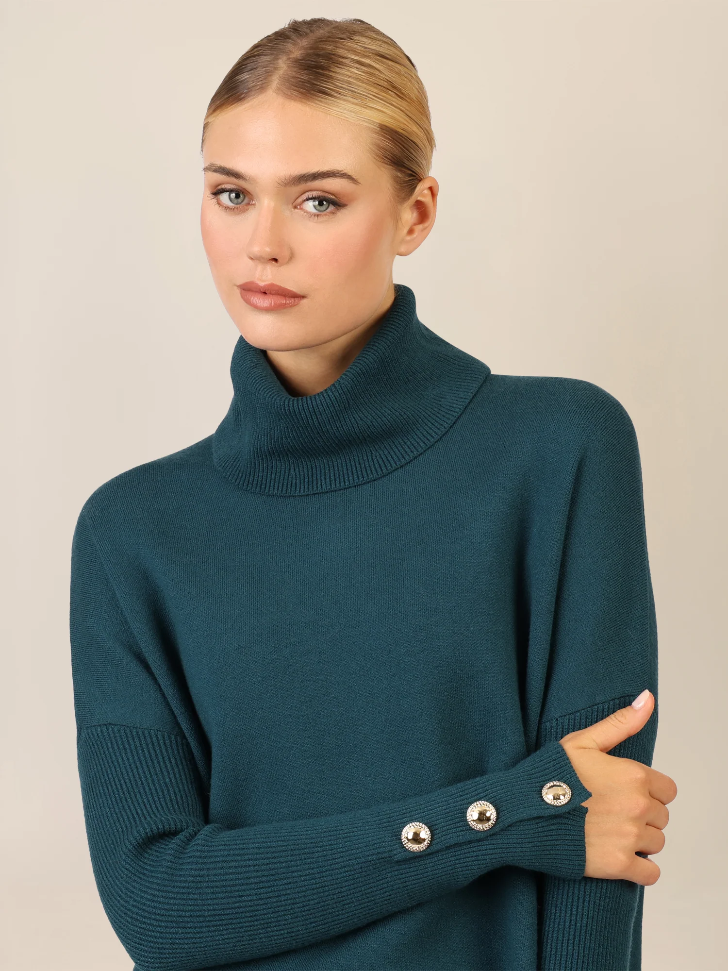 APART Oversized Pullover mit Rollkragen und Schmuckknöpfen | dunkelgrün - Image 5