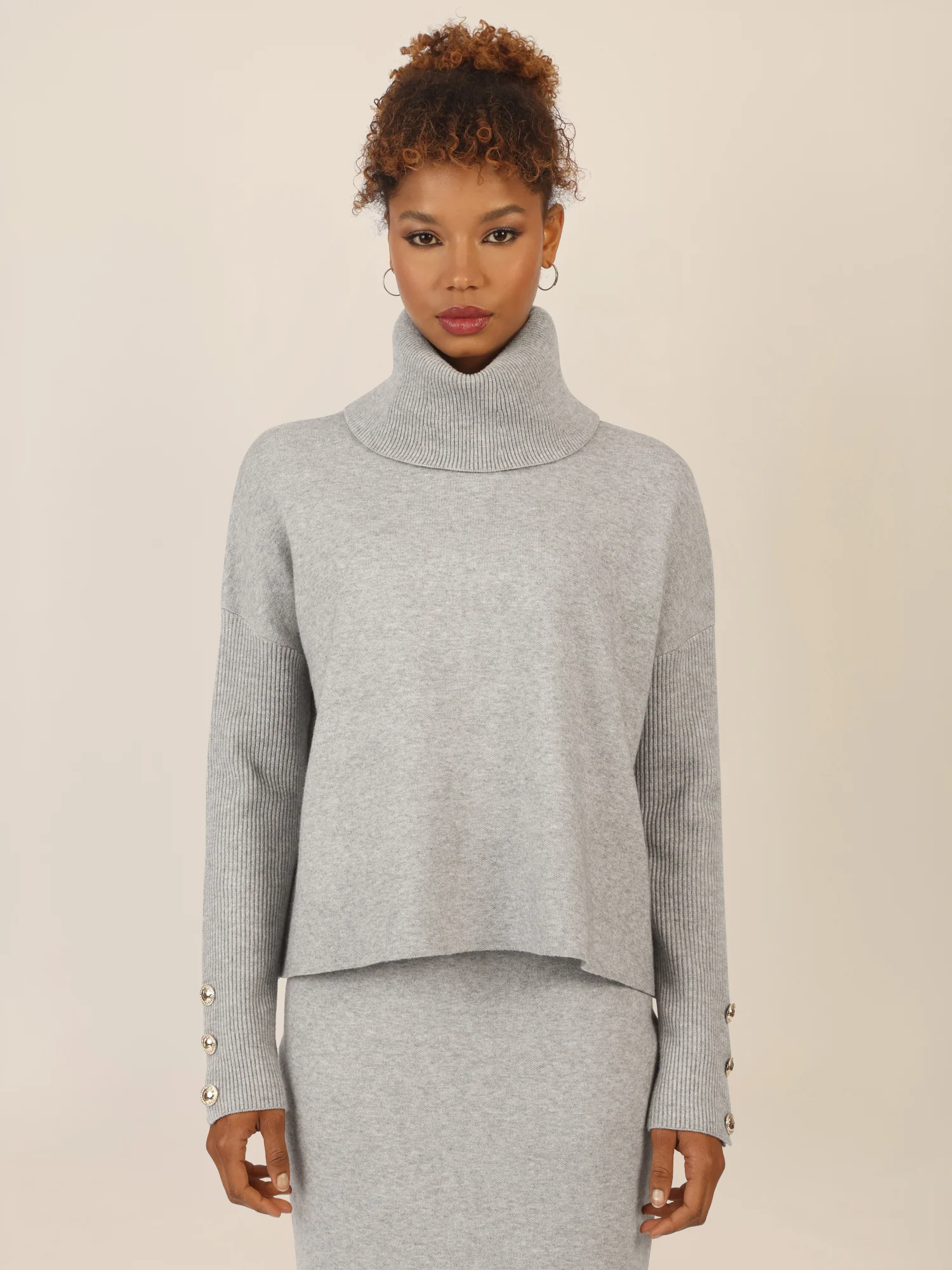 APART Oversized Pullover mit Rollkragen und Schmuckknöpfen | graumeliert
