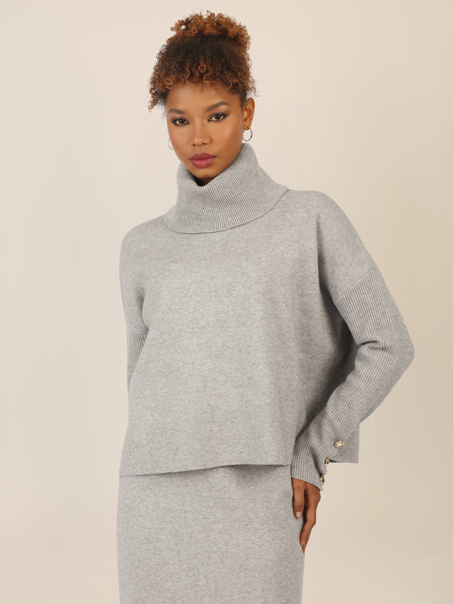 APART Oversized Pullover mit Rollkragen und Schmuckknöpfen | graumeliert - Image 5