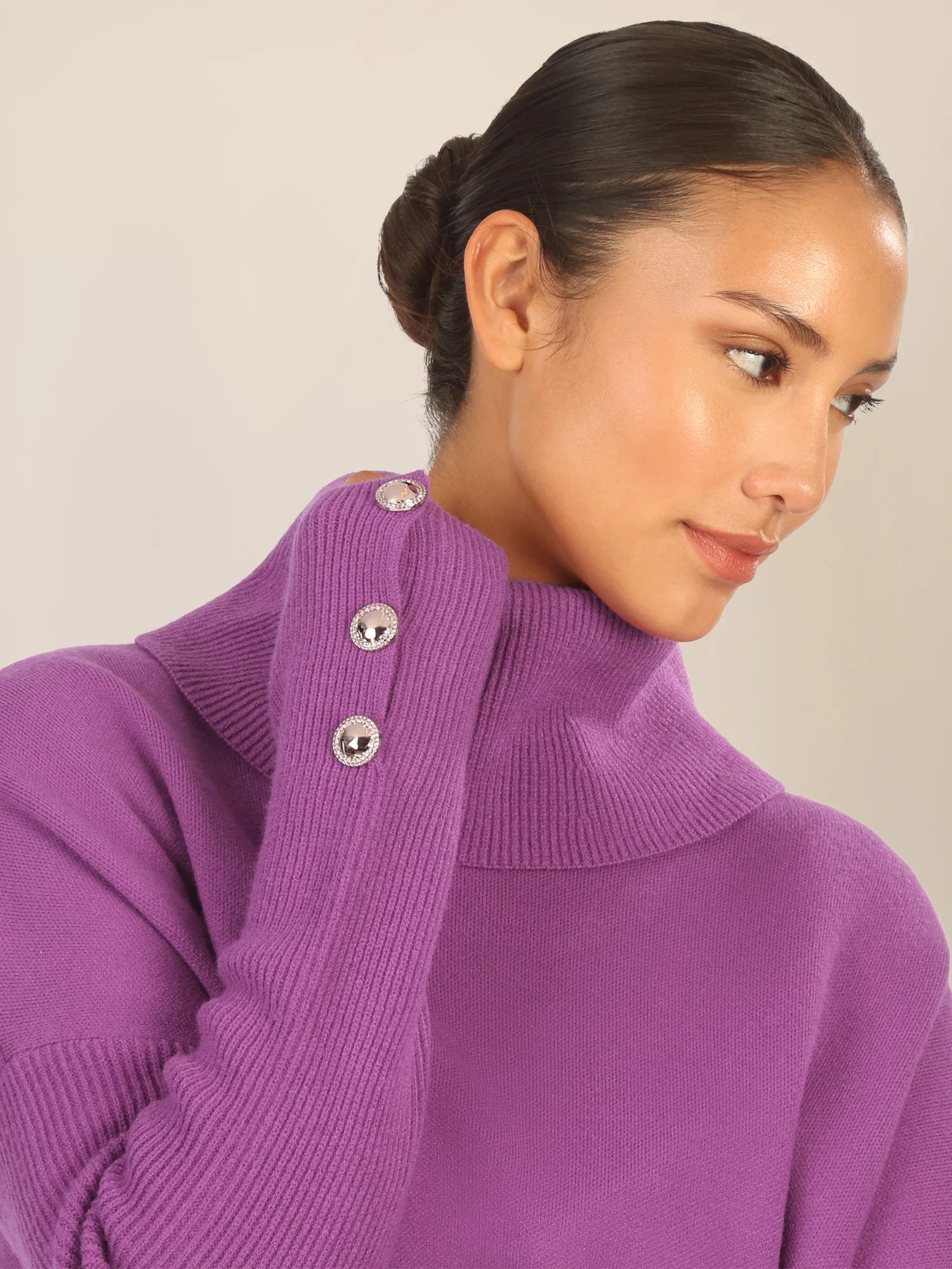 APART Oversized Pullover mit Rollkragen und Schmuckknöpfen | lila - Image 10