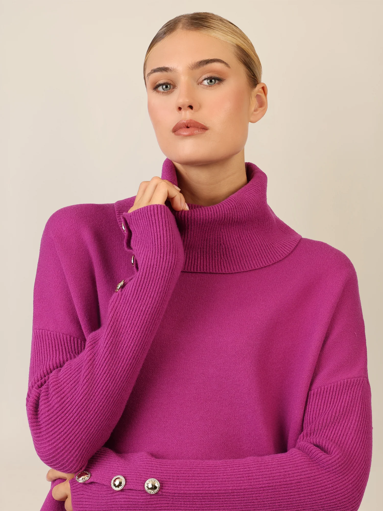 APART Oversized Pullover mit Rollkragen und Schmuckknöpfen | lila - Image 9