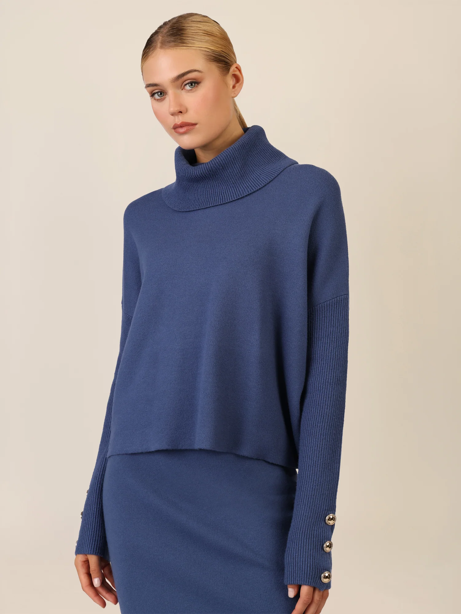 APART Oversized Pullover mit Rollkragen und Schmuckknöpfen | mittelblau
