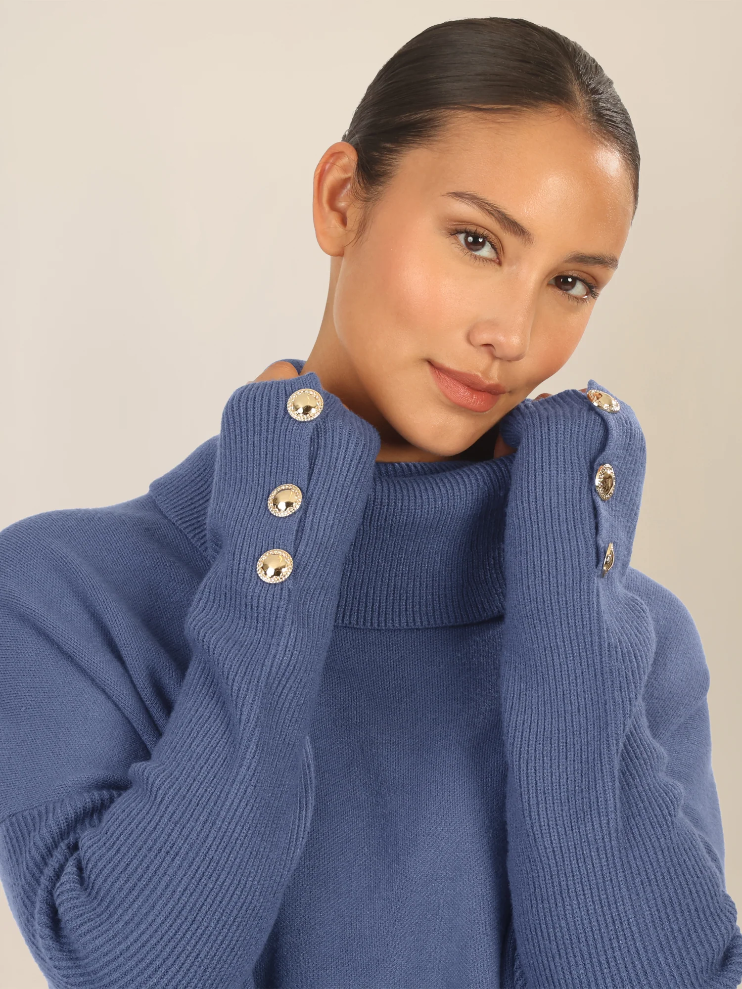 APART Oversized Pullover mit Rollkragen und Schmuckknöpfen | mittelblau - Image 10