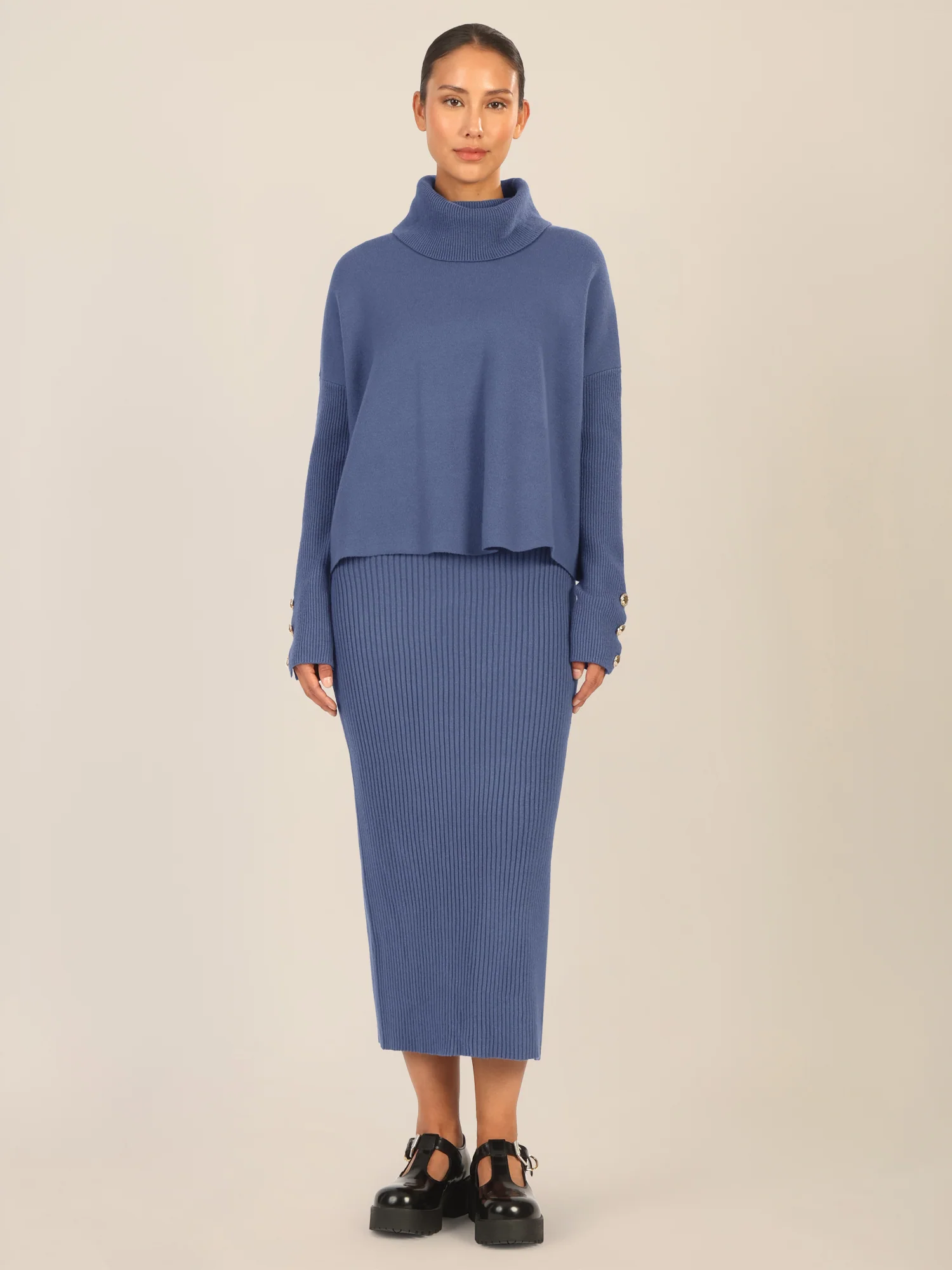 APART Oversized Pullover mit Rollkragen und Schmuckknöpfen | mittelblau - Image 12