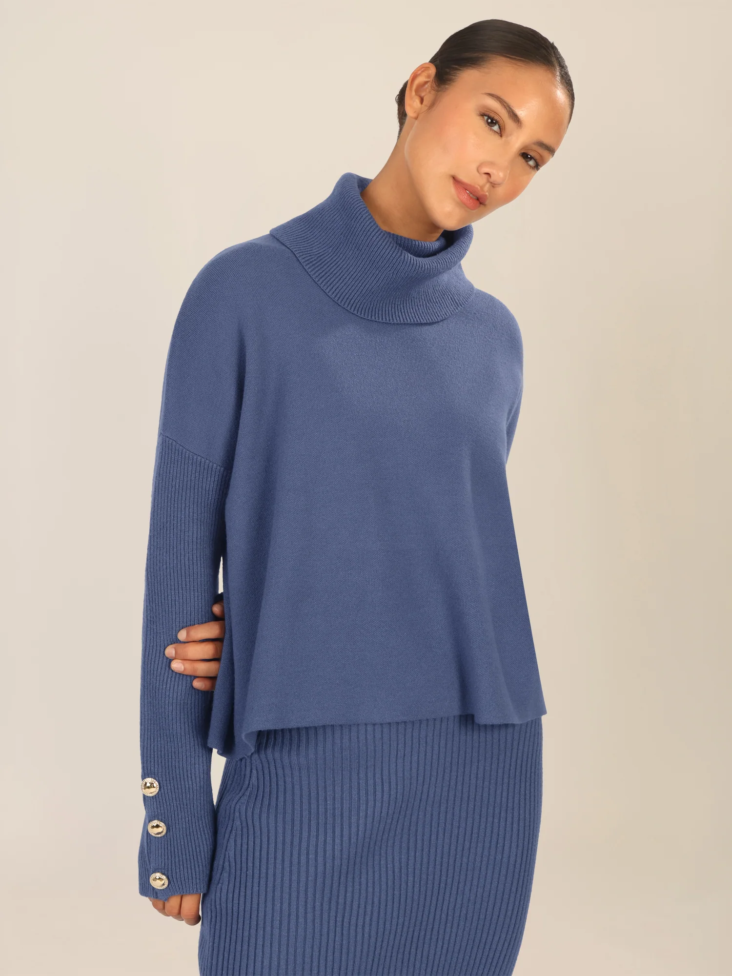 APART Oversized Pullover mit Rollkragen und Schmuckknöpfen | mittelblau - Image 2