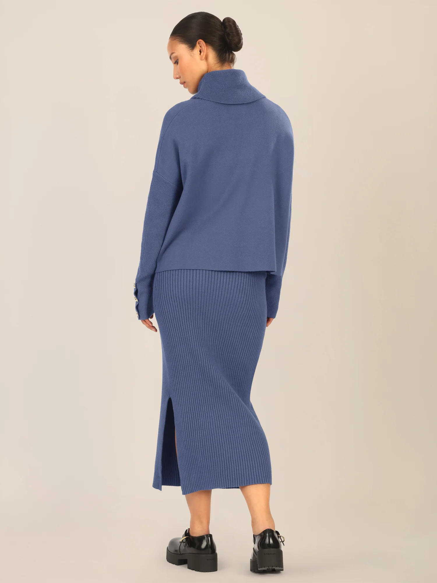 APART Oversized Pullover mit Rollkragen und Schmuckknöpfen | mittelblau - Image 6