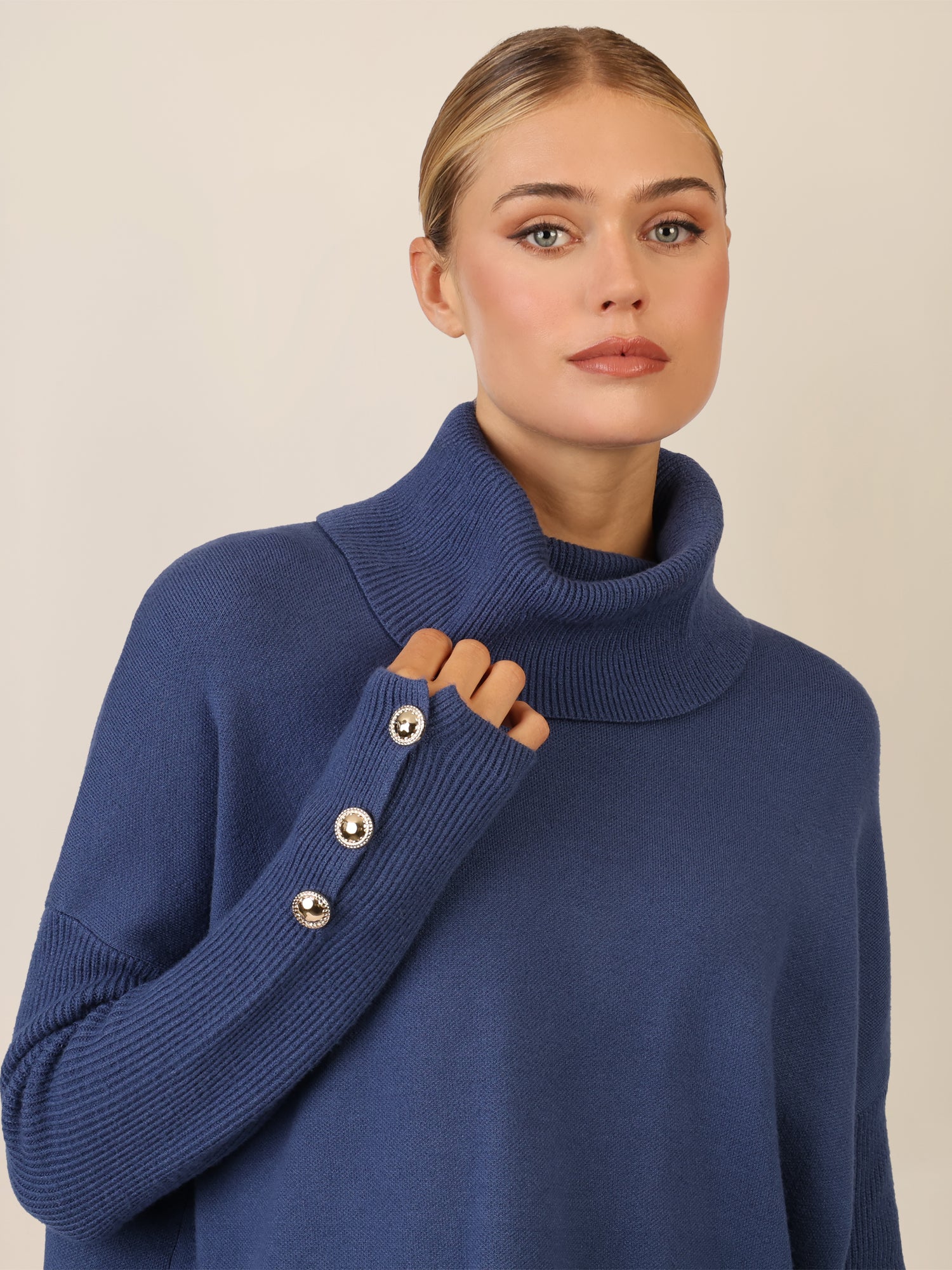 APART Oversized Pullover mit Rollkragen und Schmuckknöpfen | mittelblau - Image 9