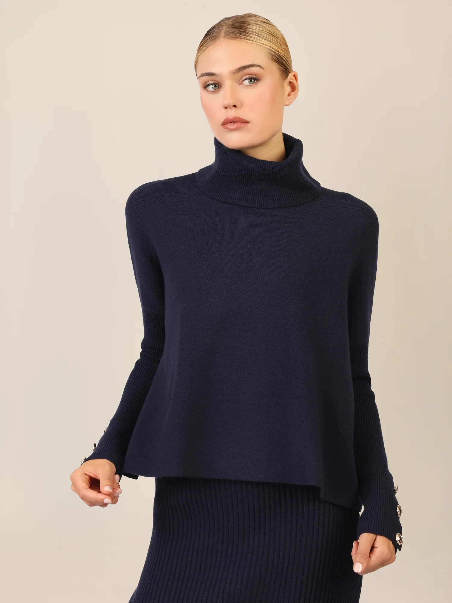 APART Oversized Pullover mit Rollkragen und Schmuckknöpfen | nachtblau