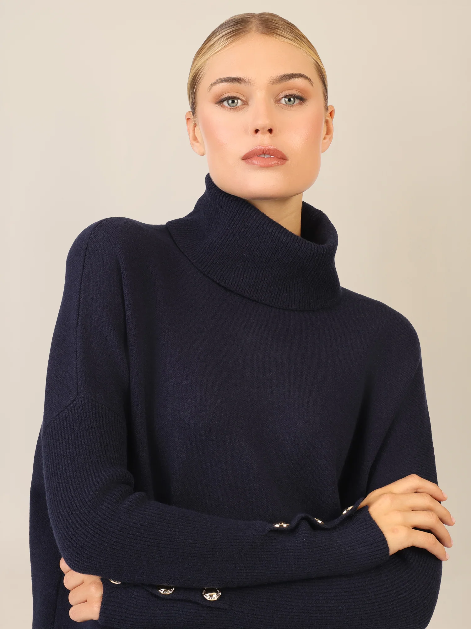 APART Oversized Pullover mit Rollkragen und Schmuckknöpfen | nachtblau - Image 5