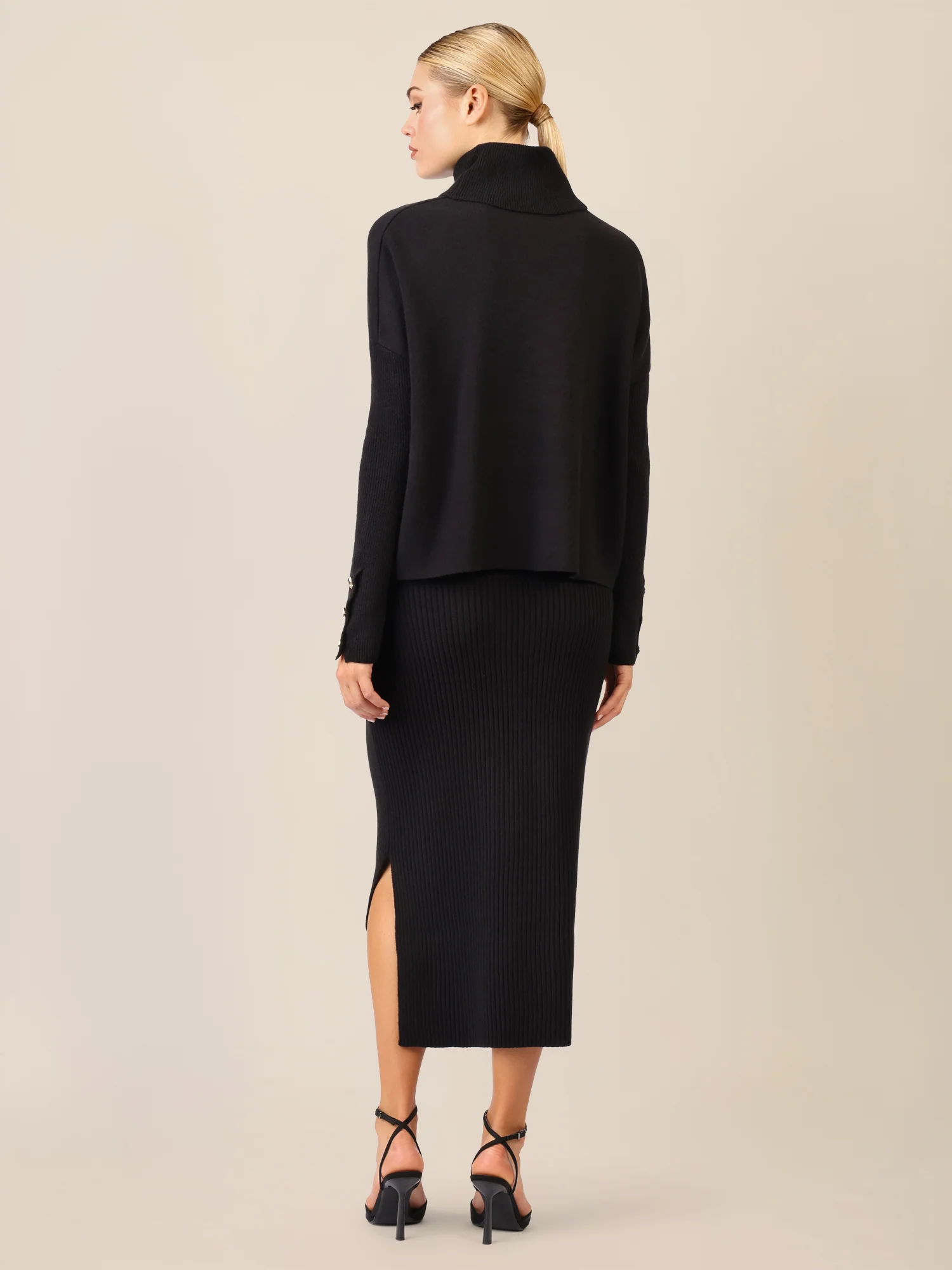 APART Oversized Pullover mit Rollkragen und Schmuckknöpfen | schwarz - Image 3