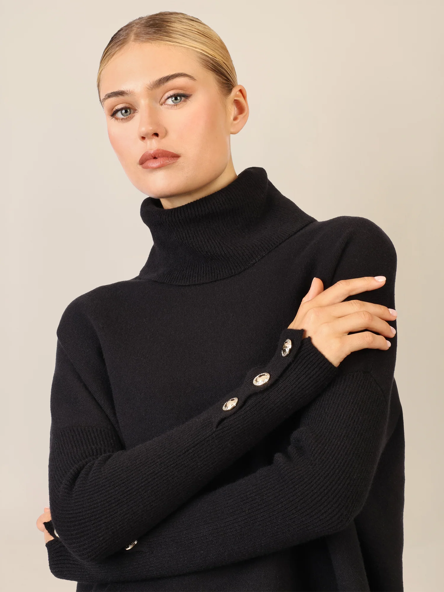 APART Oversized Pullover mit Rollkragen und Schmuckknöpfen | schwarz - Image 5
