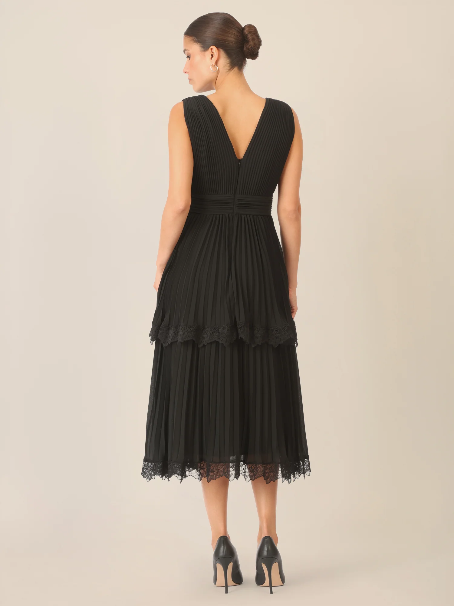 APART Plisseekleid mit Stufenrock und Spitze | schwarz - Image 2