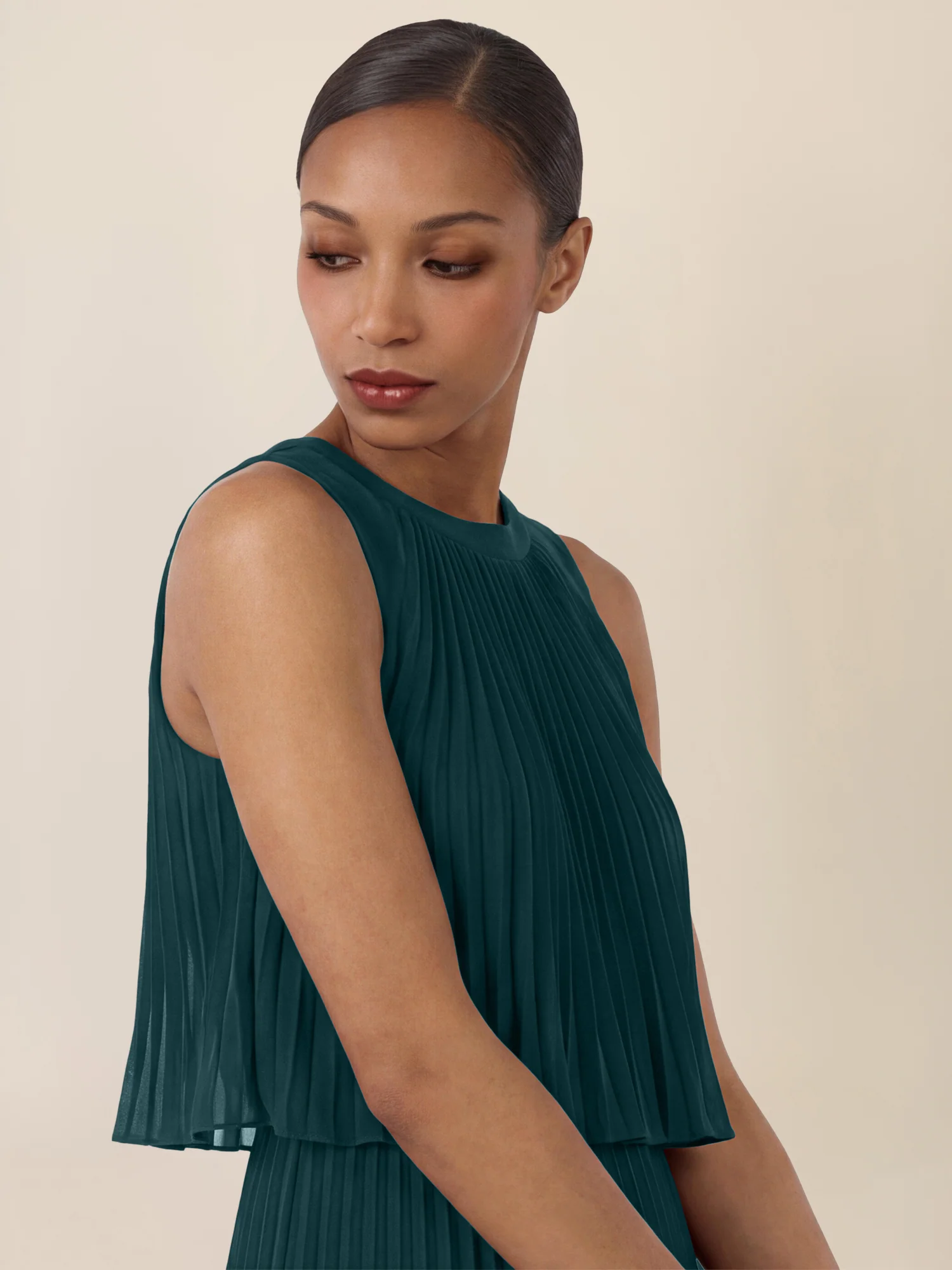 APART Plissiertes Chiffonkleid mit doppellagigem Oberteil | emerald - Image 5
