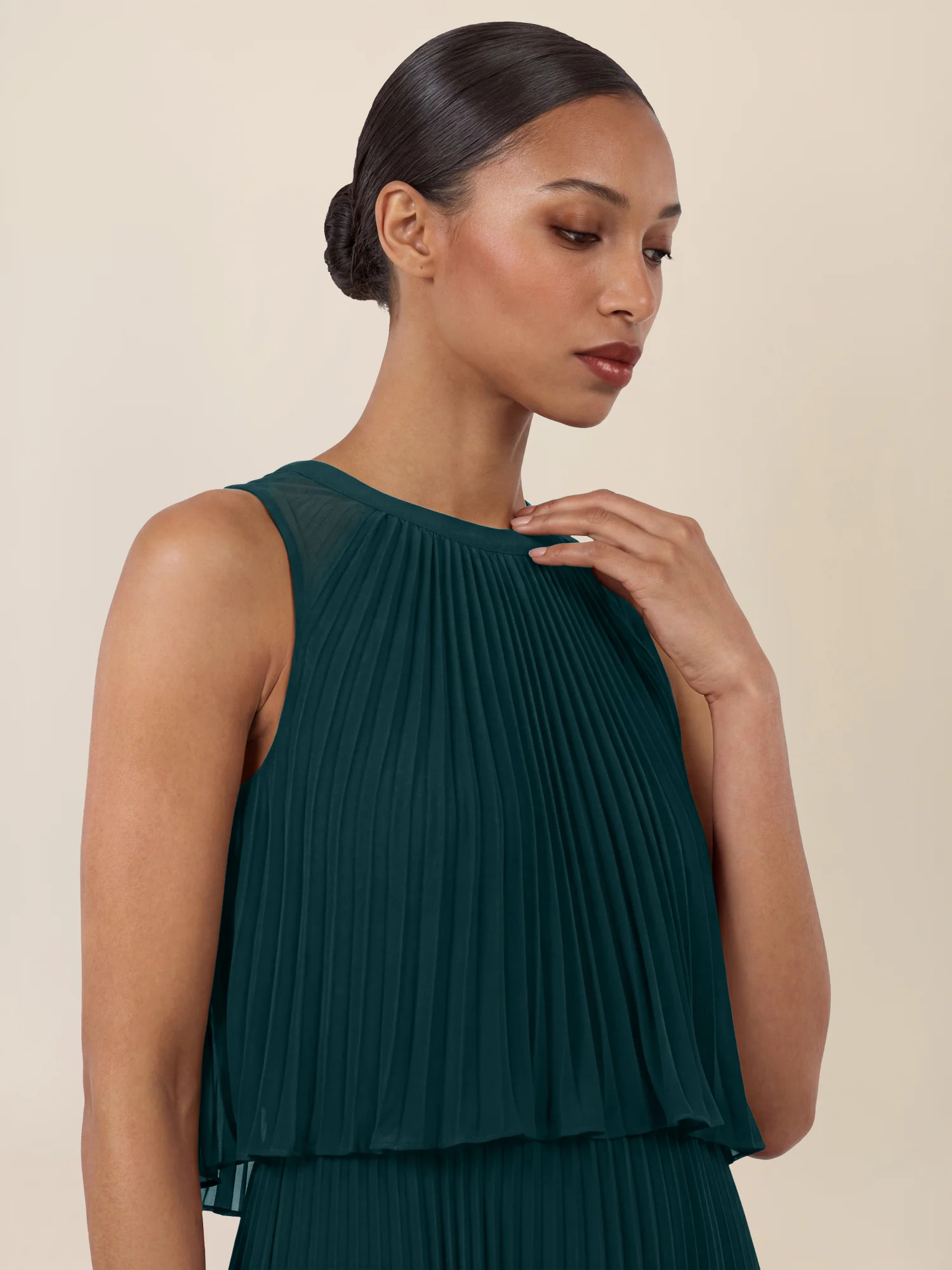 APART Plissiertes Maxikleid mit Doppellagen-Effekt | emerald - Image 4