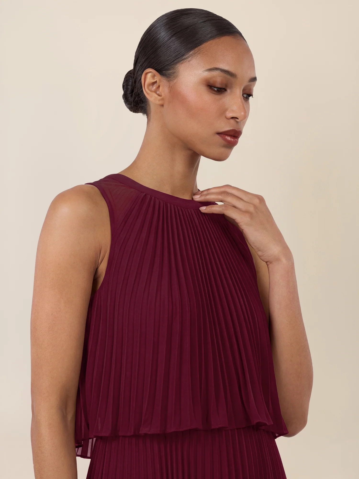 APART Plissiertes Maxikleid mit Doppellagen-Effekt | weinrot - Image 4