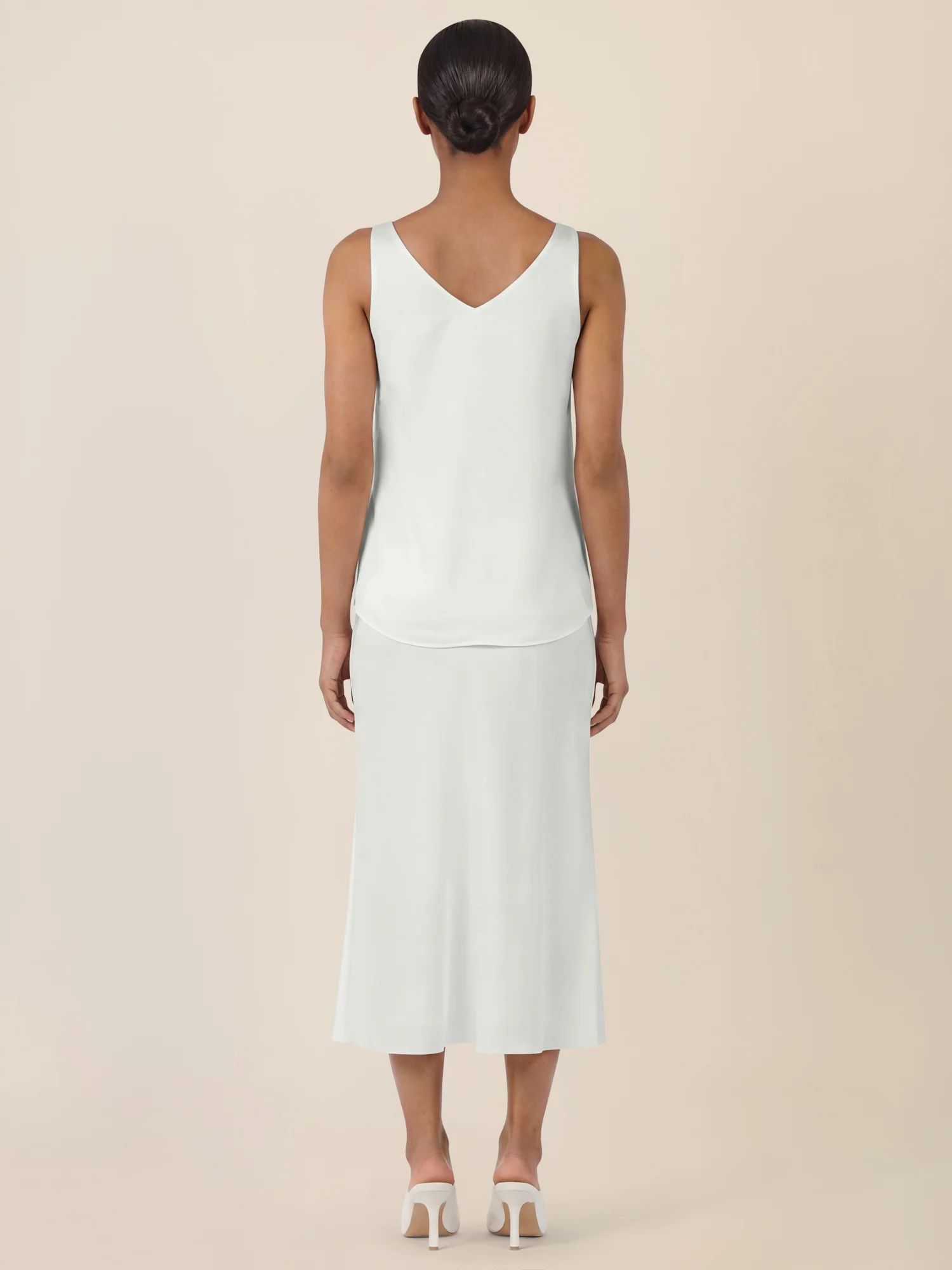 APART Satin-Top mit tiefem V-Ausschnitt | creme - Image 3