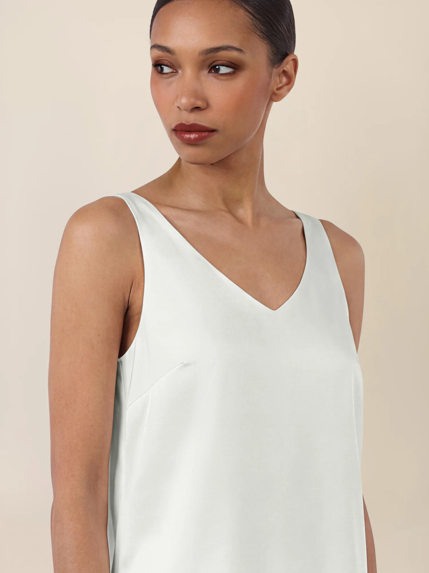 APART Satin-Top mit tiefem V-Ausschnitt | creme - Image 5