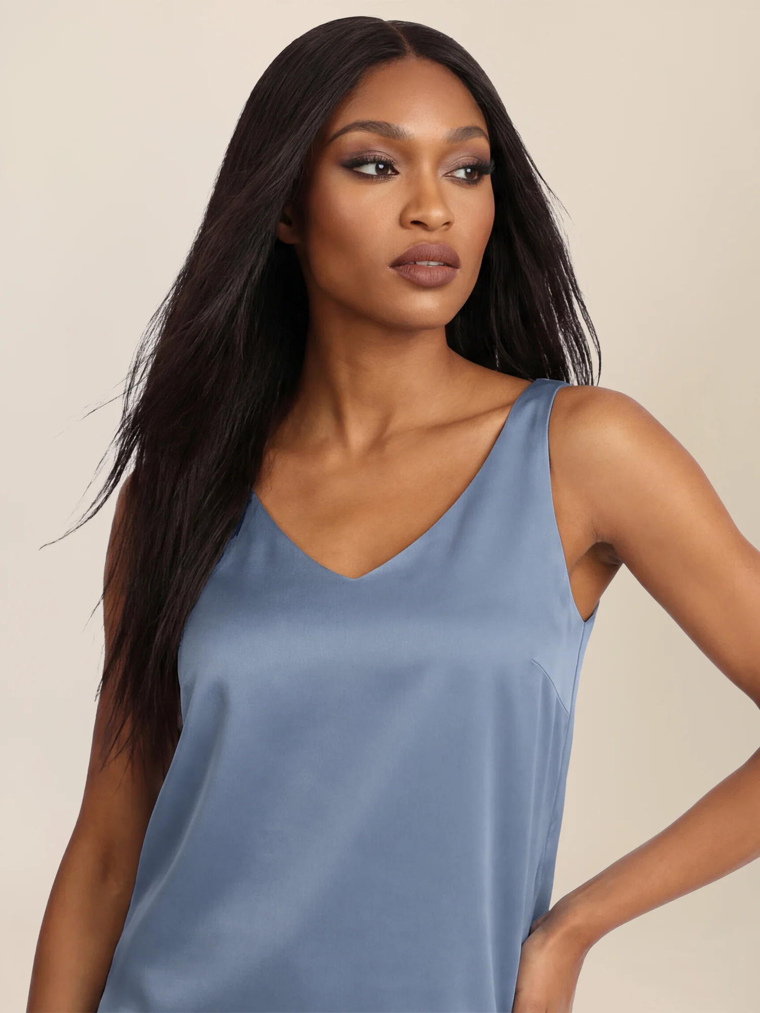 APART Satin-Top mit tiefem V-Ausschnitt | rauchblau - Image 5