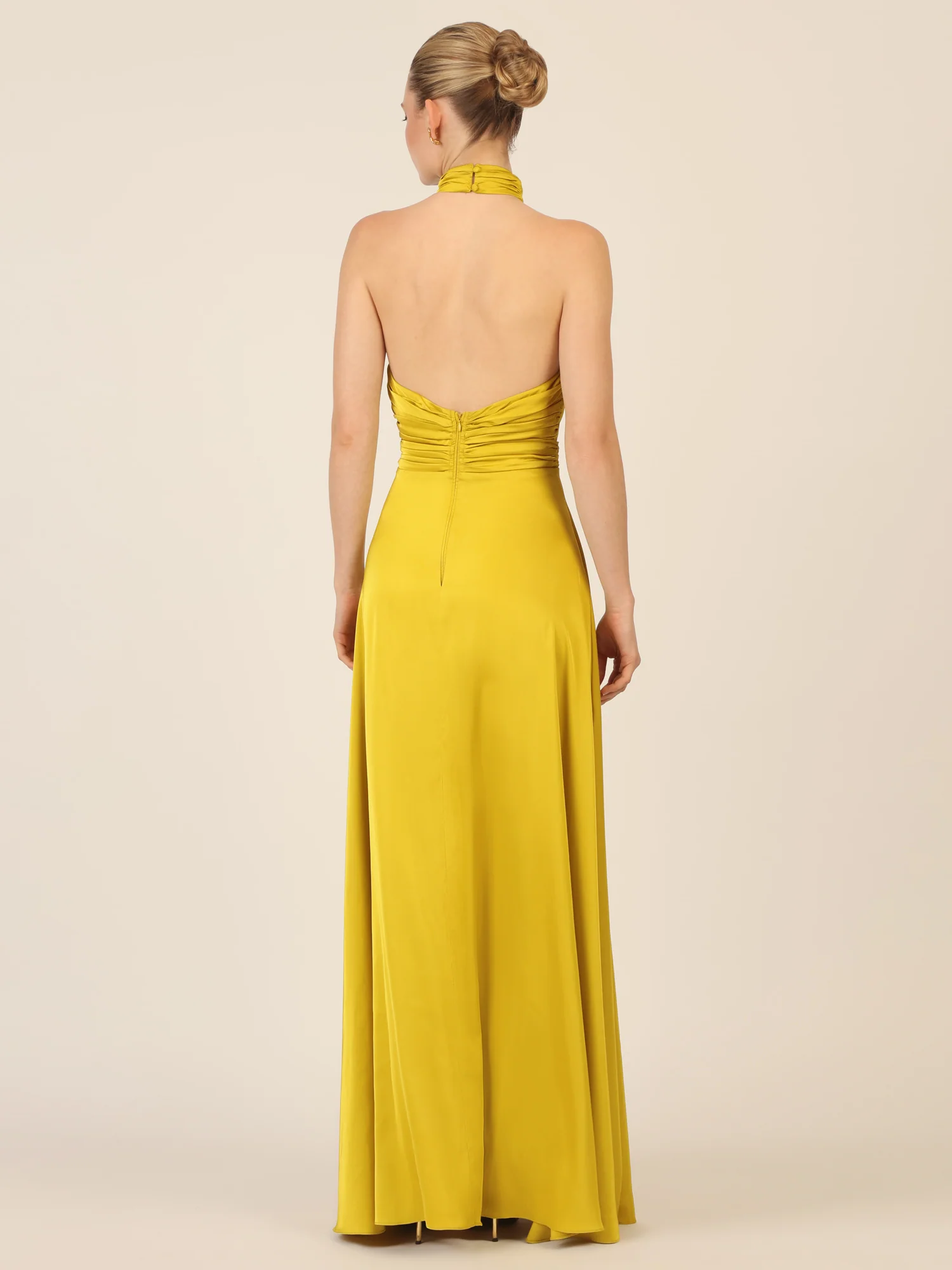 APART Satinkleid mit Neckholder und Drapierung | currygelb - Image 2
