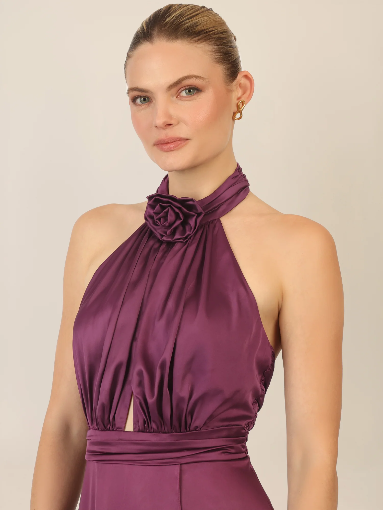 APART Satinkleid mit Neckholder und Drapierung | dunkel lila - Image 4