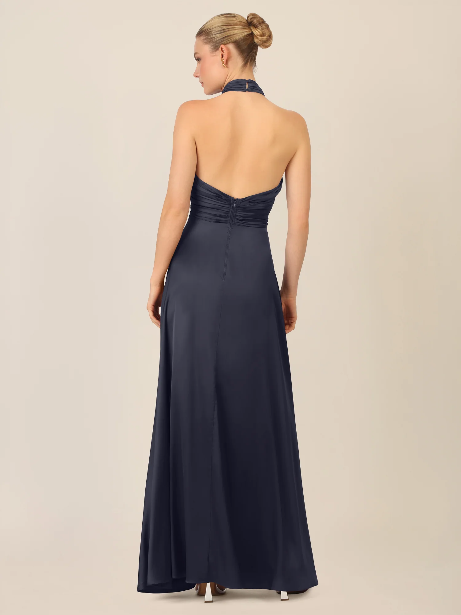 APART Satinkleid mit Neckholder und Drapierung | nachtblau - Image 2