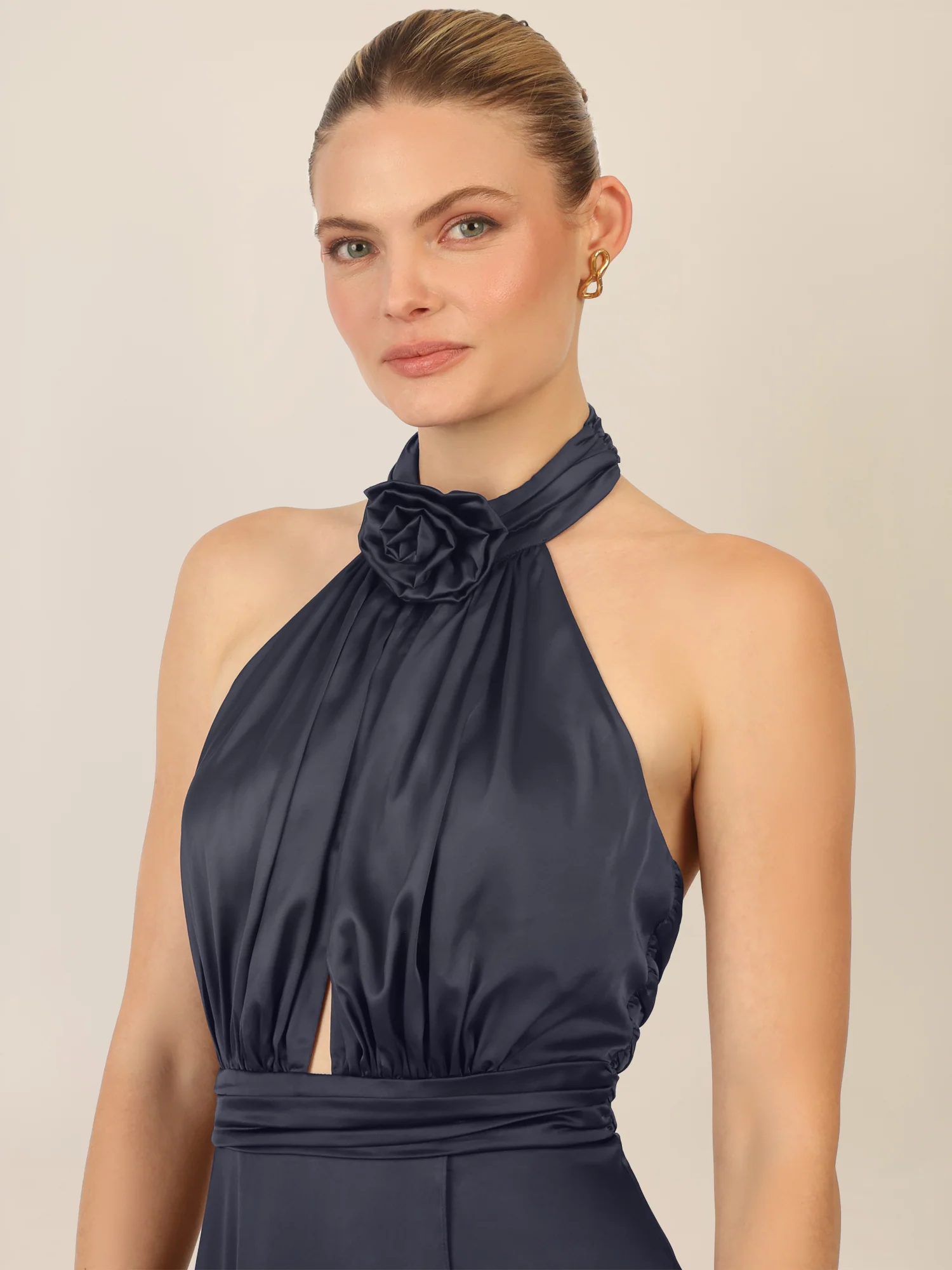 APART Satinkleid mit Neckholder und Drapierung | nachtblau - Image 4