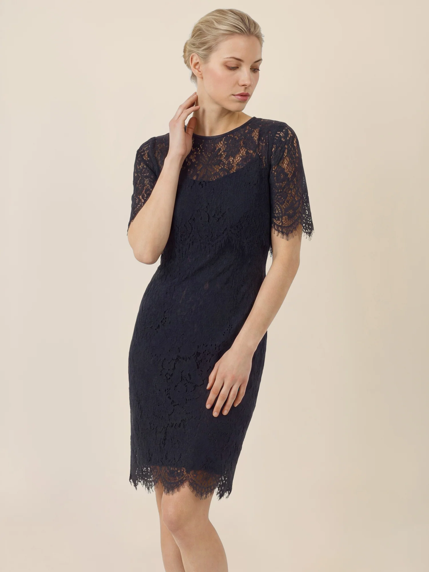 APART Schmal geschnittenes Kleid mit Taillennaht | nachtblau - Image 4