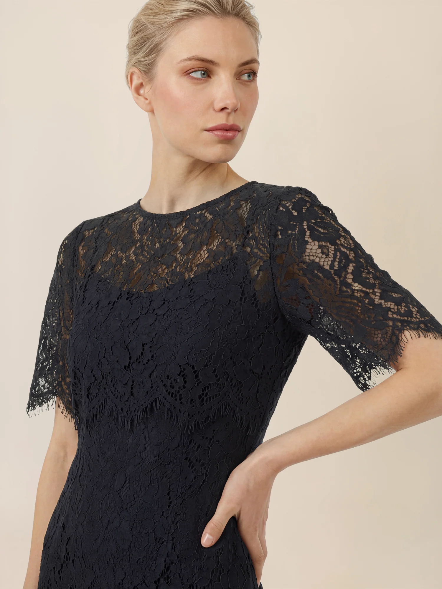 APART Schmal geschnittenes Kleid mit Taillennaht | nachtblau - Image 5