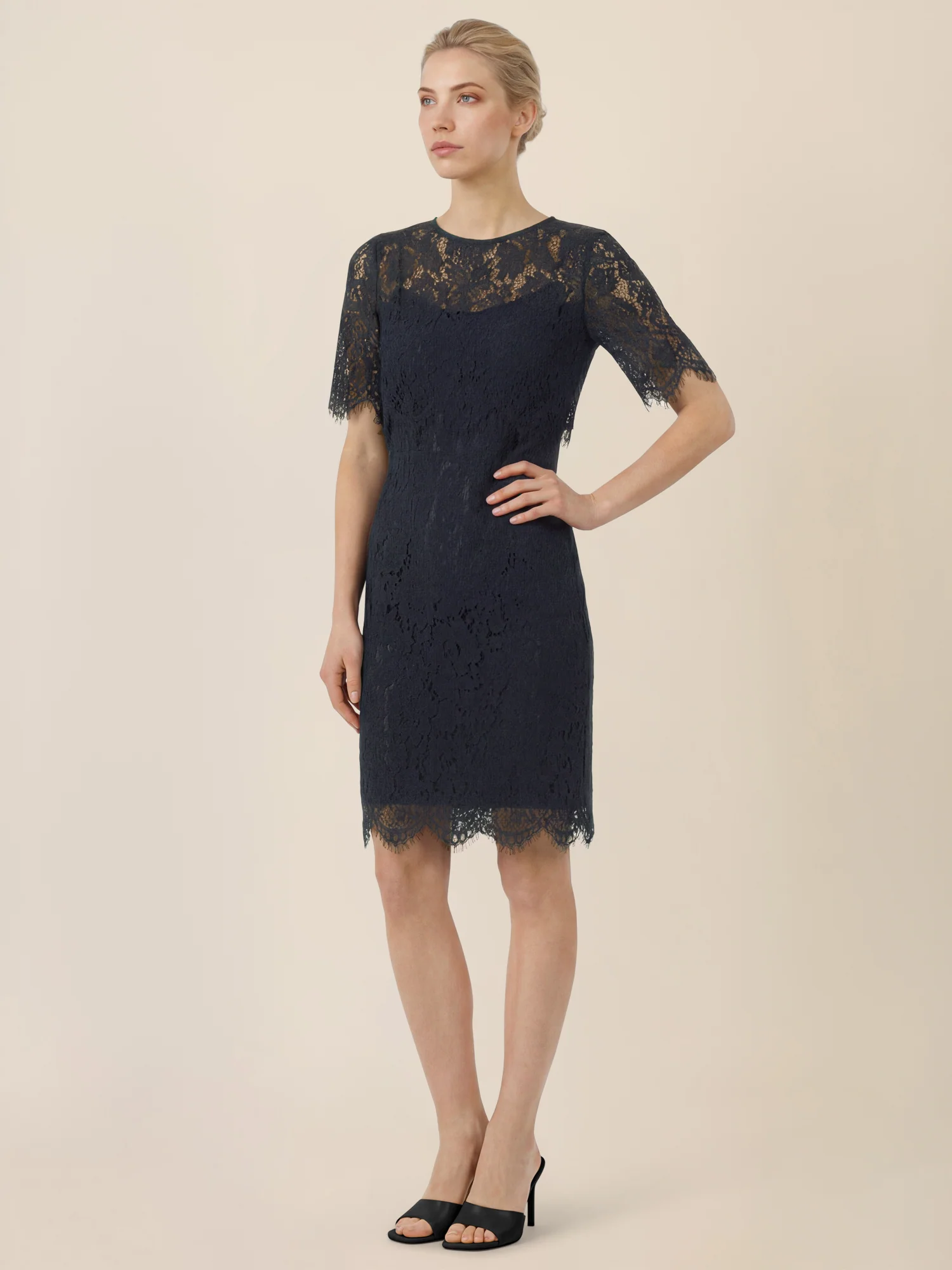 APART Schmal geschnittenes Kleid mit Taillennaht | nachtblau - Image 6