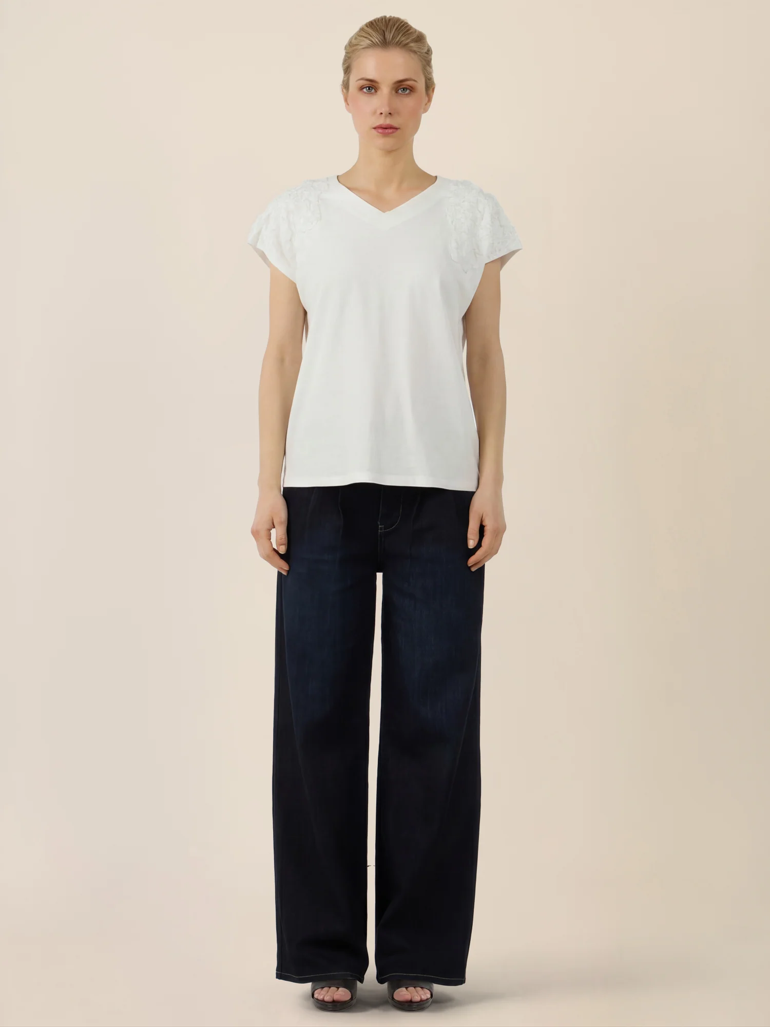 APART Shirt mit V-Ausschnitt und 3D-Blüten | creme - Image 2
