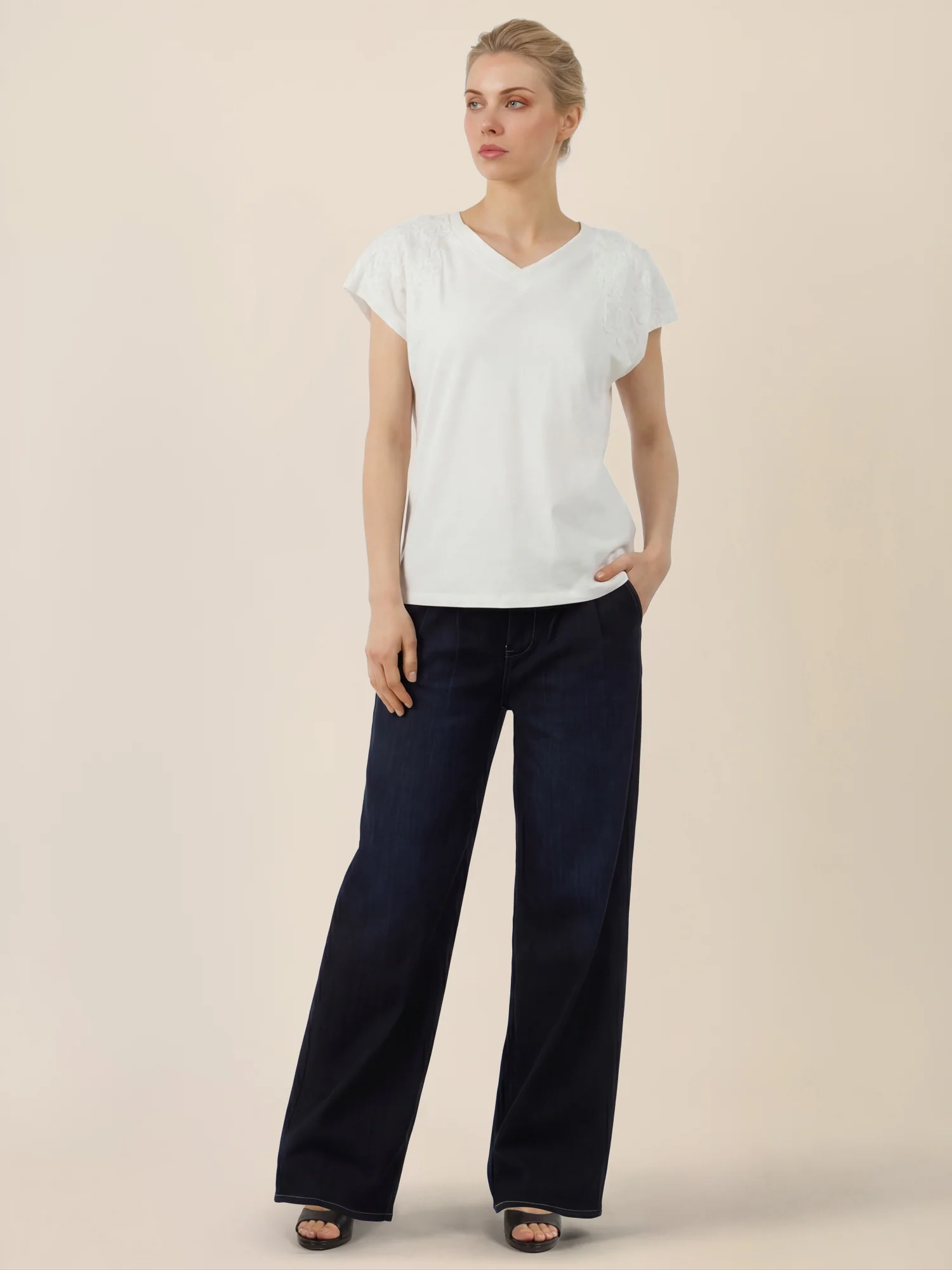 APART Shirt mit V-Ausschnitt und 3D-Blüten | creme - Image 6