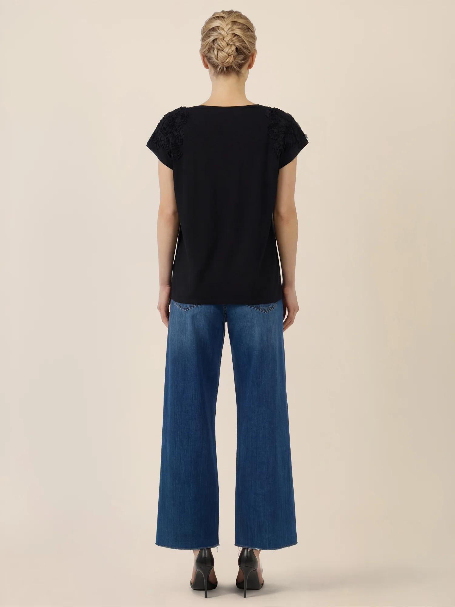 APART Shirt mit V-Ausschnitt und 3D-Blüten | schwarz - Image 3