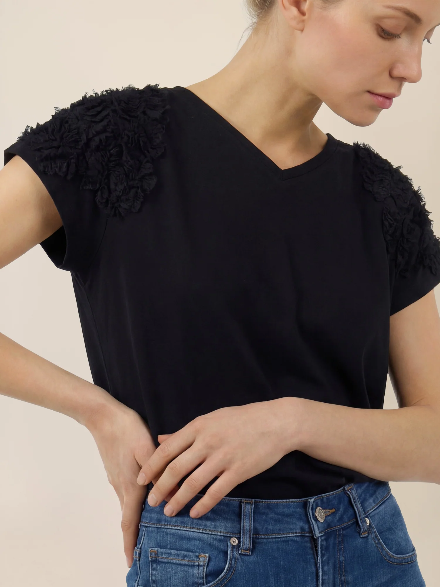 APART Shirt mit V-Ausschnitt und 3D-Blüten | schwarz - Image 5