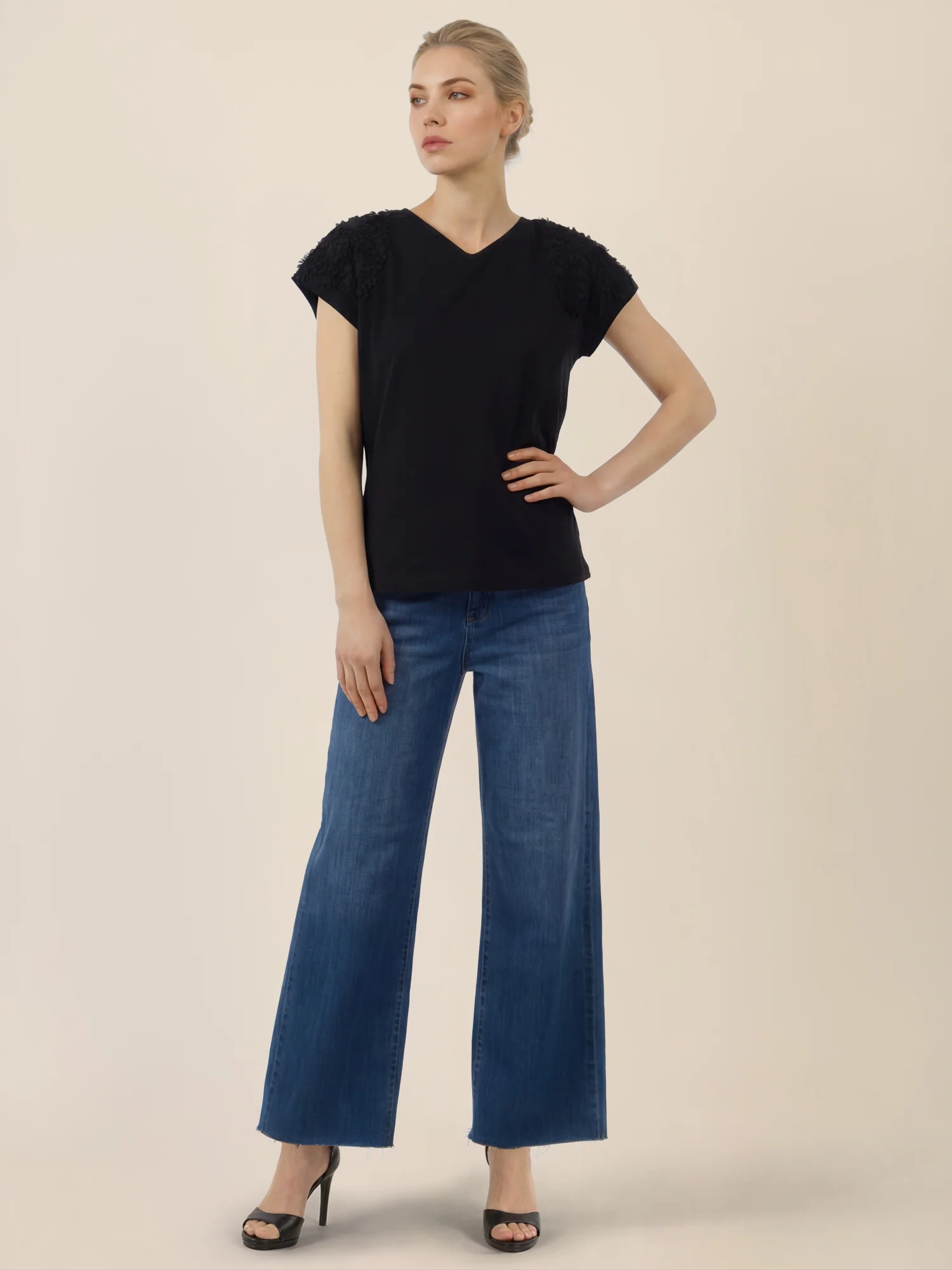 APART Shirt mit V-Ausschnitt und 3D-Blüten | schwarz - Image 6