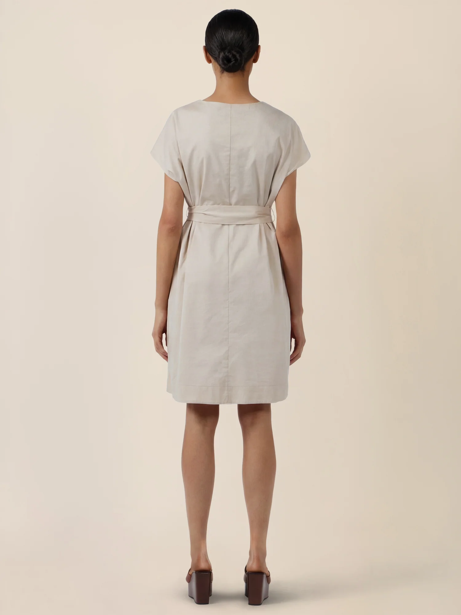 APART Sommerliches Hemdblusenkleid mit Bindegürtel | beige - Image 2