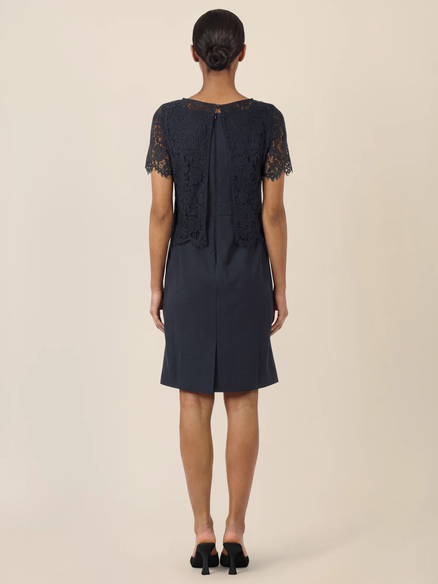 APART Spitzenkleid mit eleganter Doppellage | nachtblau - Image 2