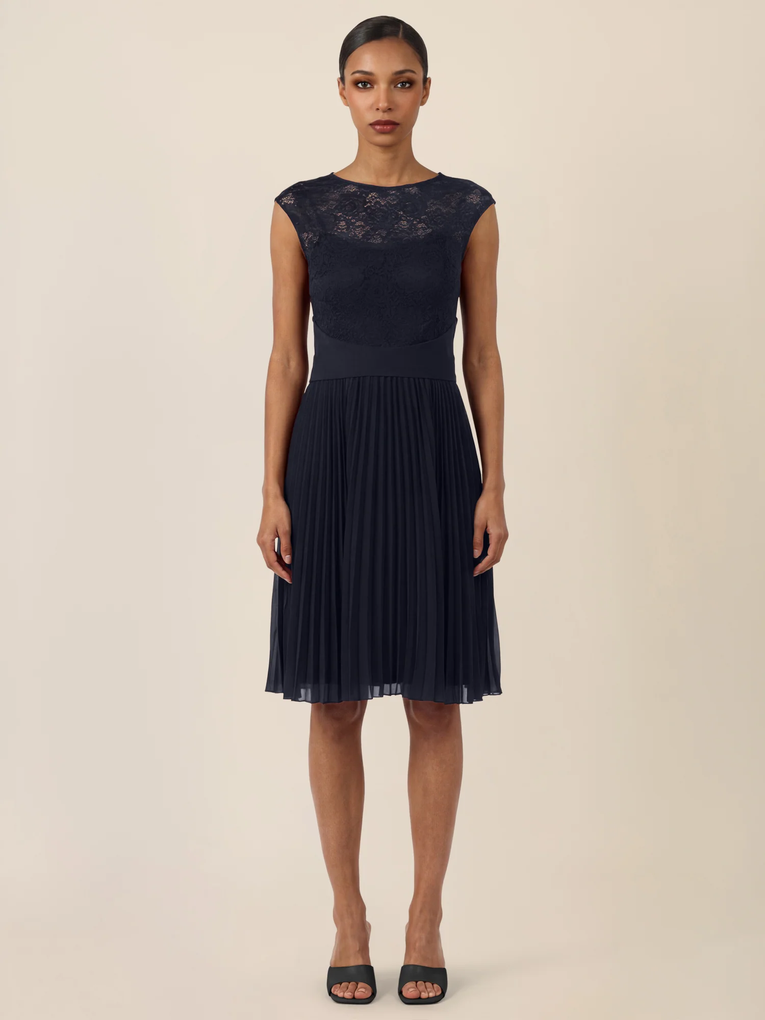 APART Spitzenkleid mit Plisseerock | nachtblau