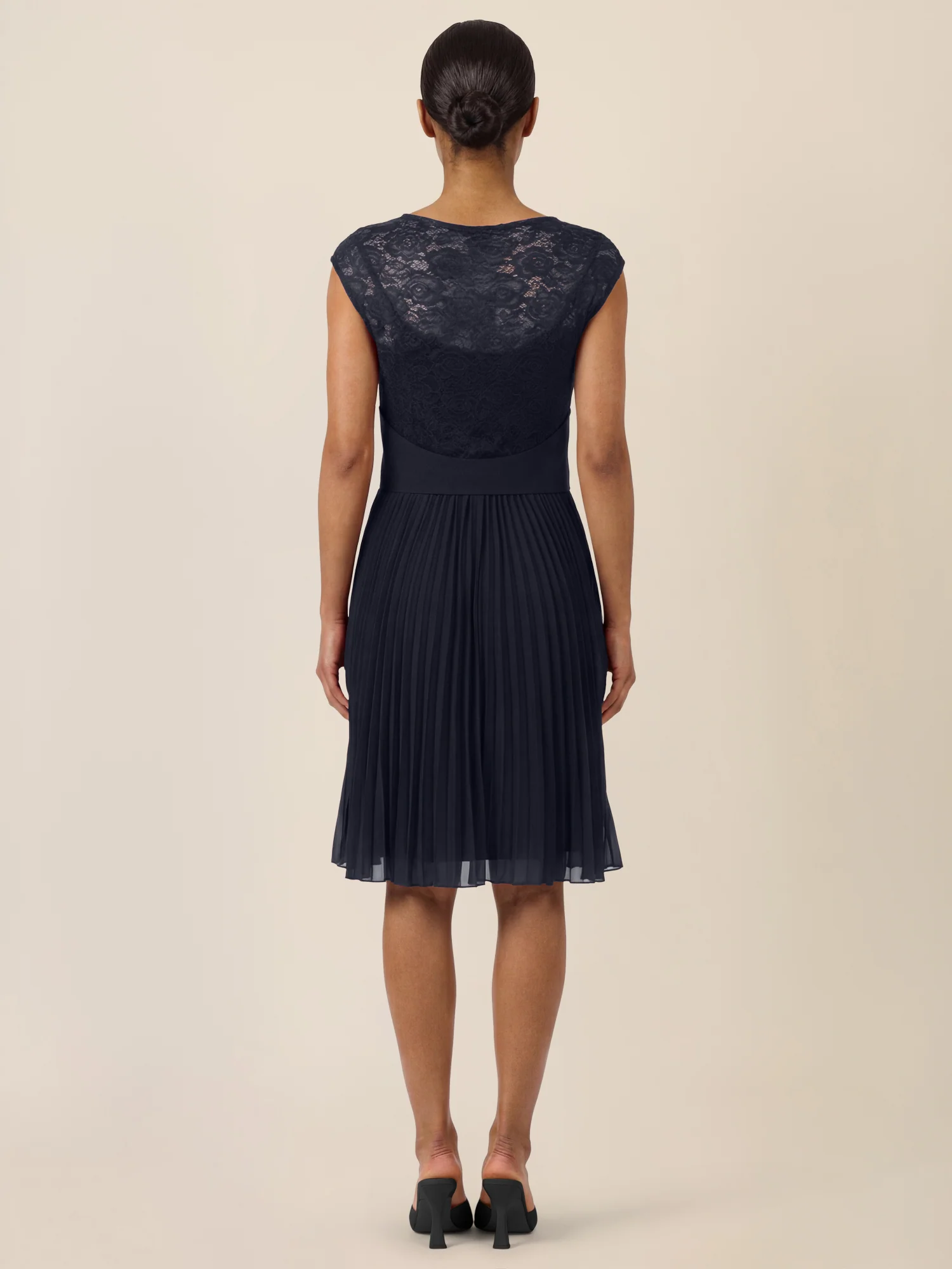 APART Spitzenkleid mit Plisseerock | nachtblau - Image 2