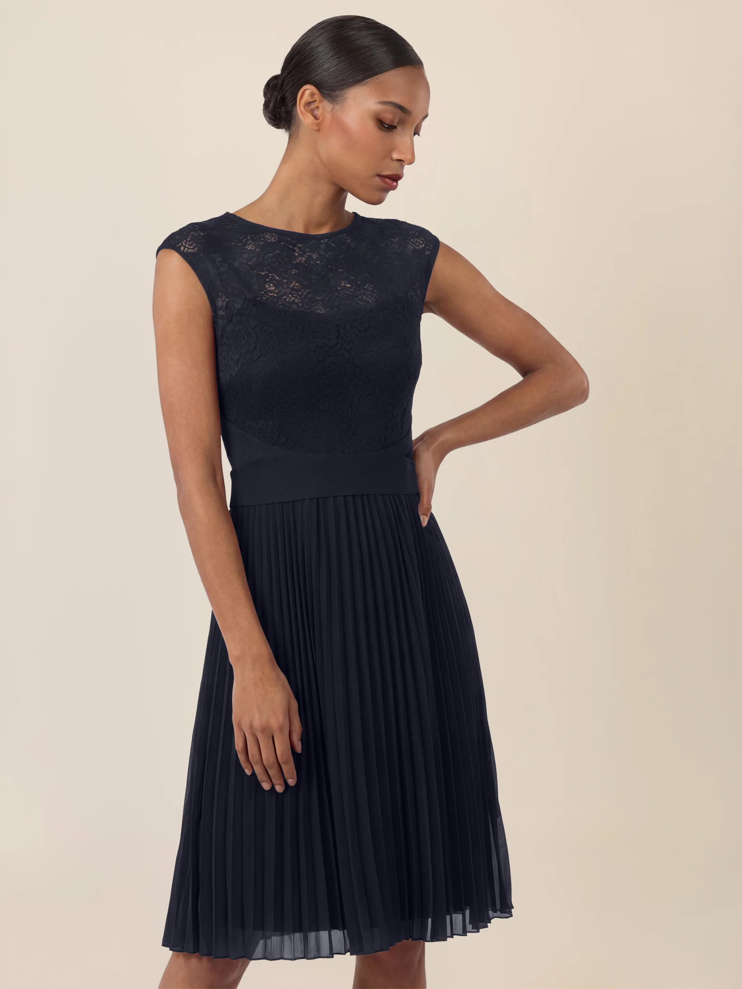 APART Spitzenkleid mit Plisseerock | nachtblau - Image 4