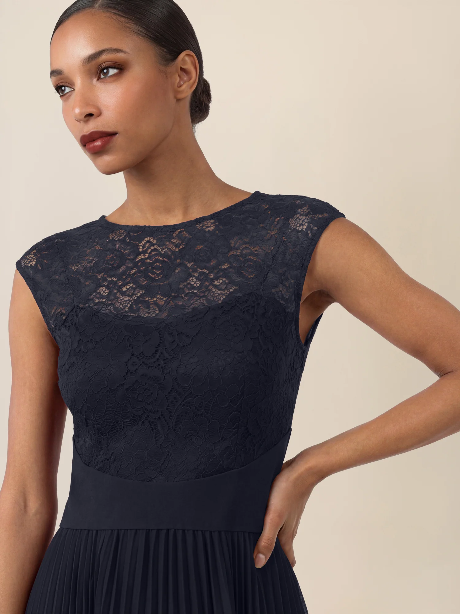APART Spitzenkleid mit Plisseerock | nachtblau - Image 5