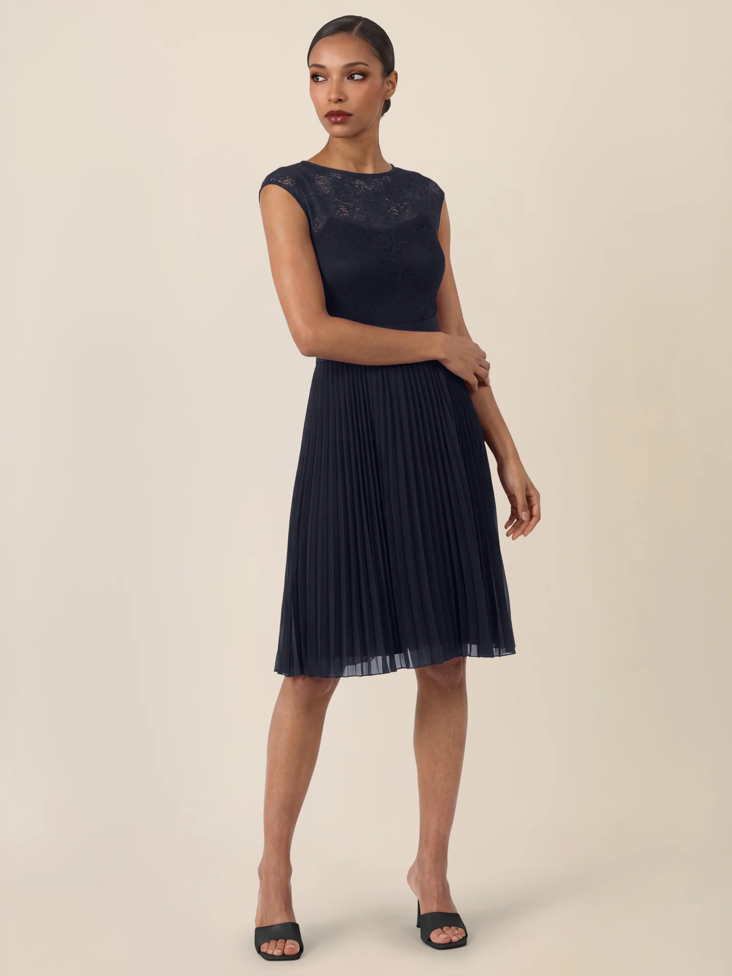 APART Spitzenkleid mit Plisseerock | nachtblau - Image 6