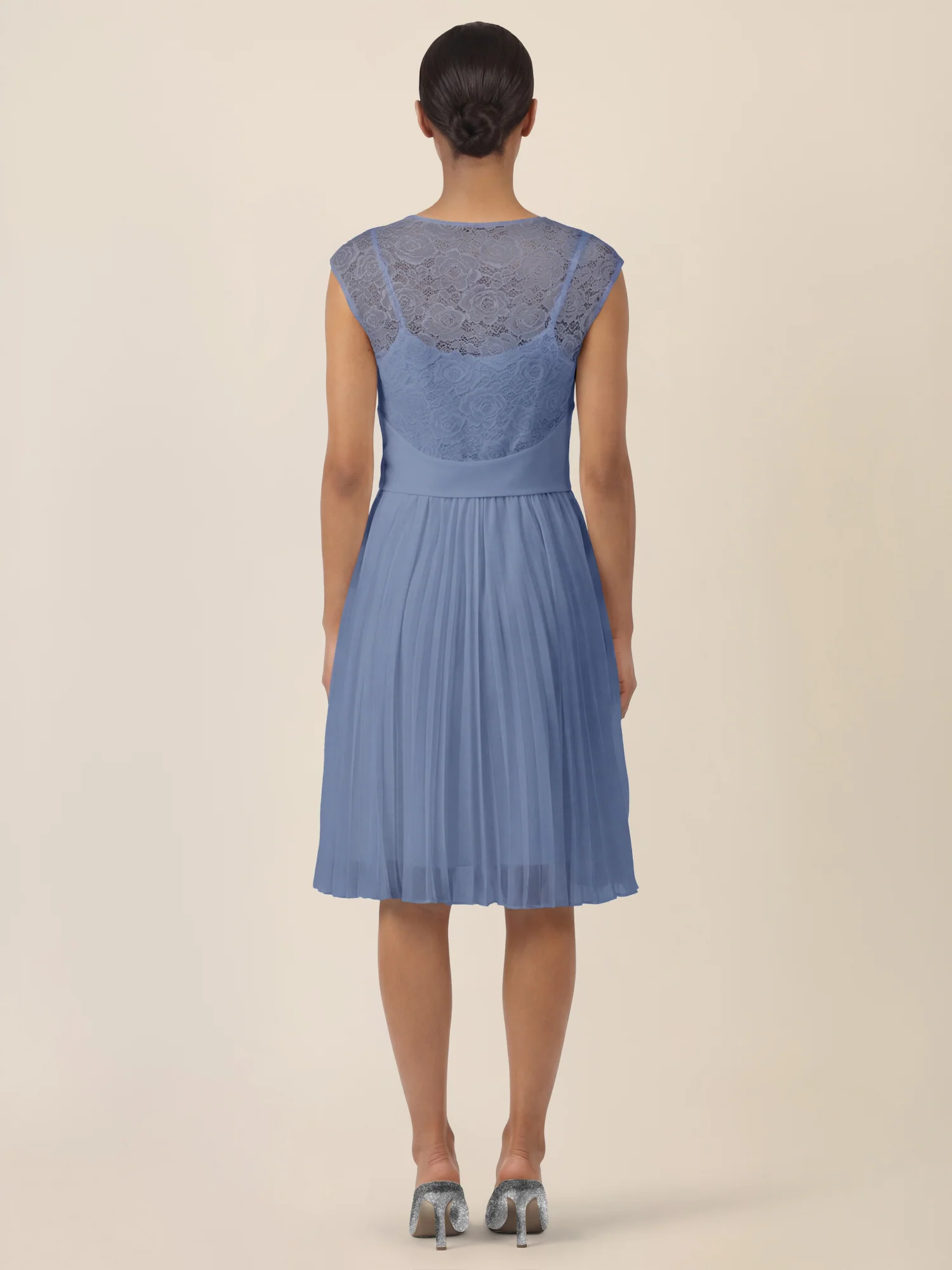 APART Spitzenkleid mit Plisseerock | rauchblau - Image 2