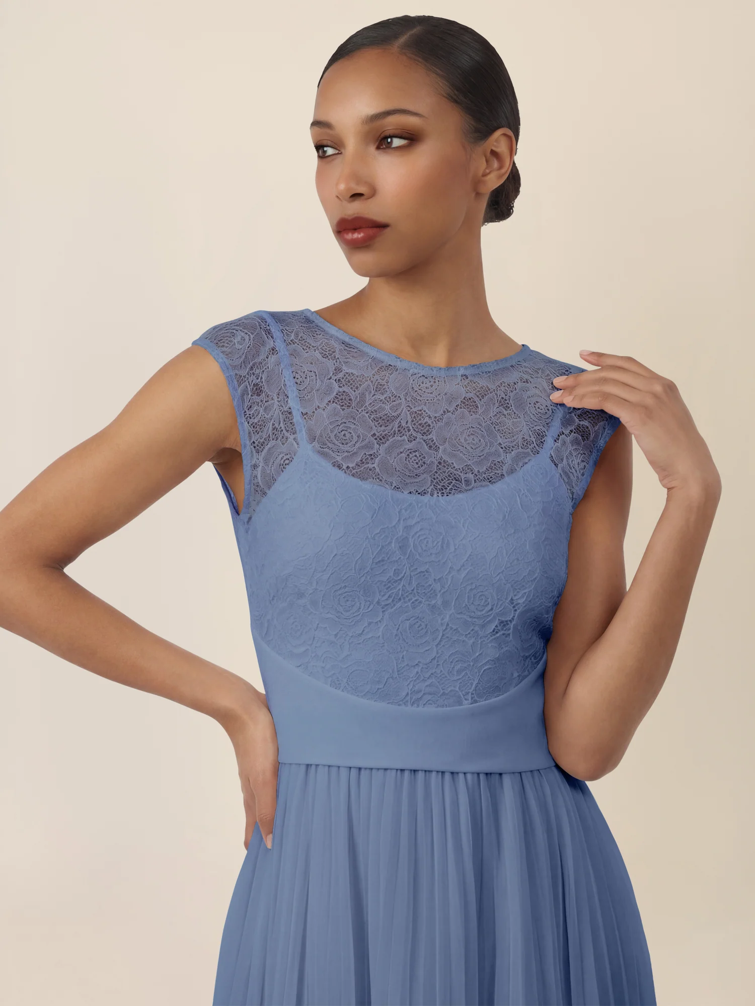 APART Spitzenkleid mit Plisseerock | rauchblau - Image 5