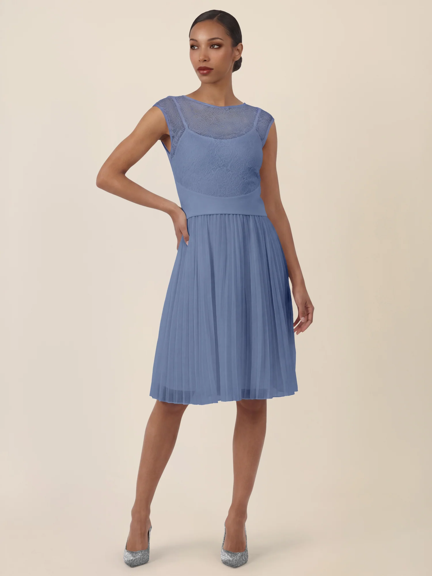 APART Spitzenkleid mit Plisseerock | rauchblau - Image 6