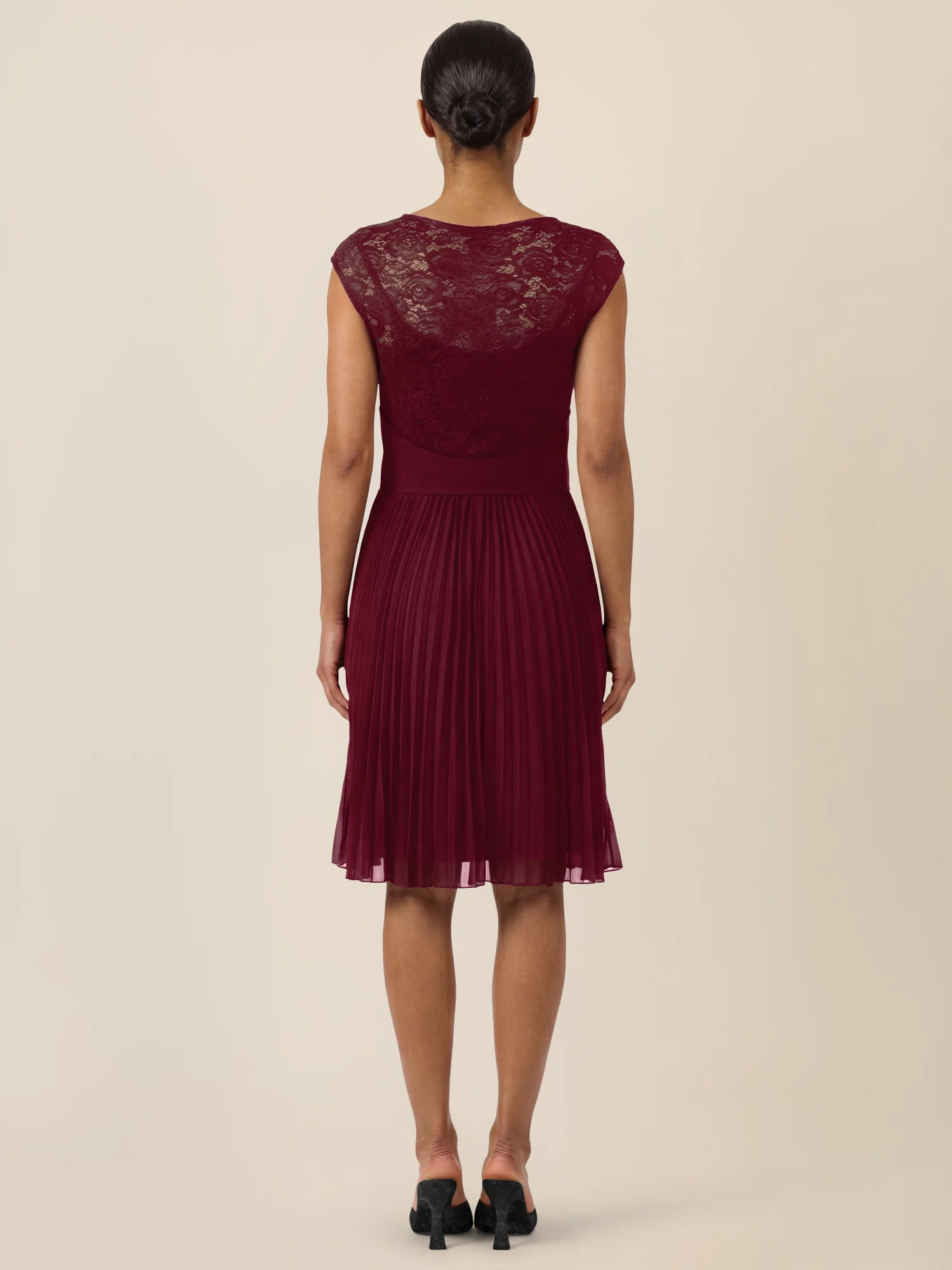 APART Spitzenkleid mit Plisseerock | weinrot - Image 2
